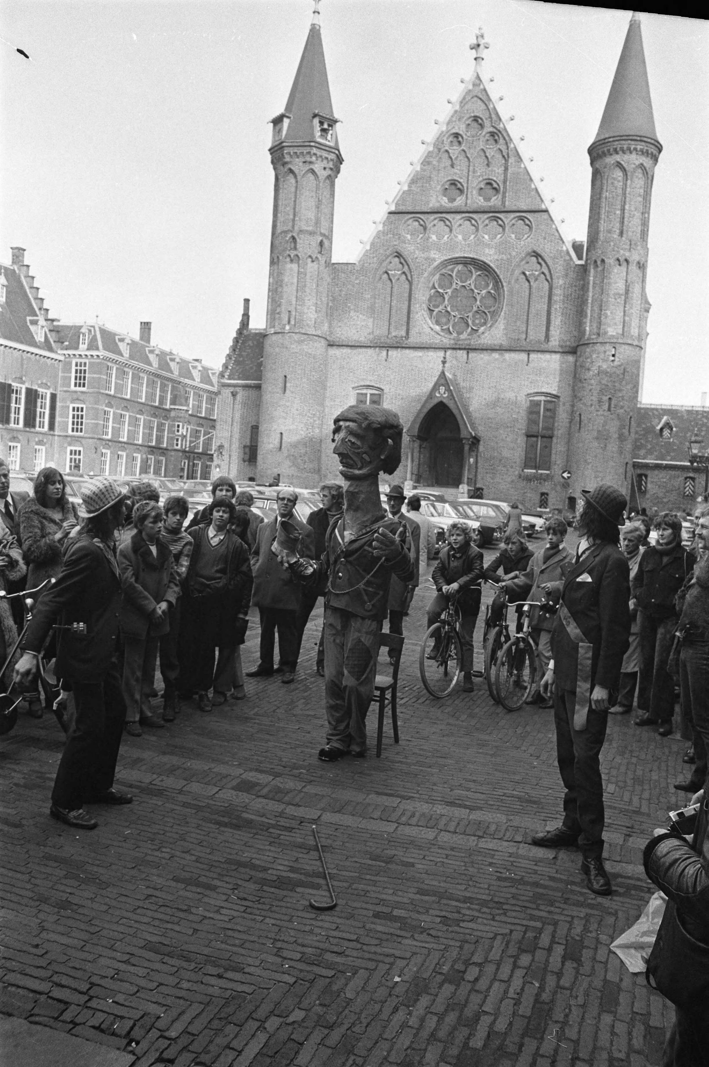 Fotocollectie Anefo — Demonstratie van anti-CRM bezuinigingsfront met doodkist Binnenhof Den Haag — Foto: Evers, Joost / Anefo. Licentie: Set B: Rechtenvrij / Publiek Domein. Bron: Nationaal Archief. http://hdl.handle.net/10648/abd75132-d0b4-102d-bcf8-003048976d84