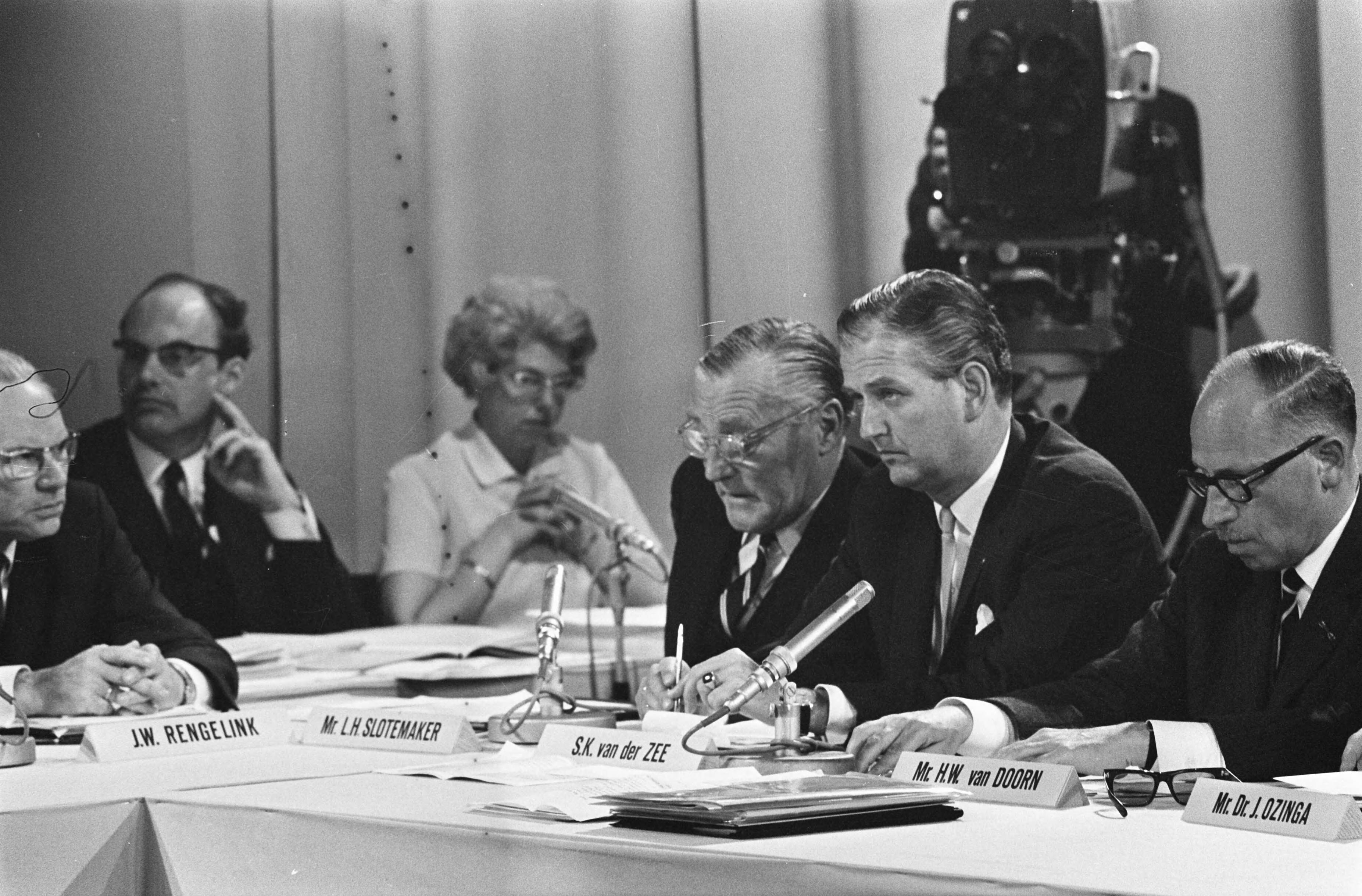 Fotocollectie Anefo — Minister Klompe installeert bestuur van Nederlandse Omroep Stichting, Hilversum tijdens receptie links Karel Prior (TROS) en rechts mr. Roosjes met echtgenote / — Foto: Verhoeff, Bert / Anefo. Licentie: Set B: Rechtenvrij / Publiek Domein. Bron: Nationaal Archief. http://hdl.handle.net/10648/ab6bf824-d0b4-102d-bcf8-003048976d84