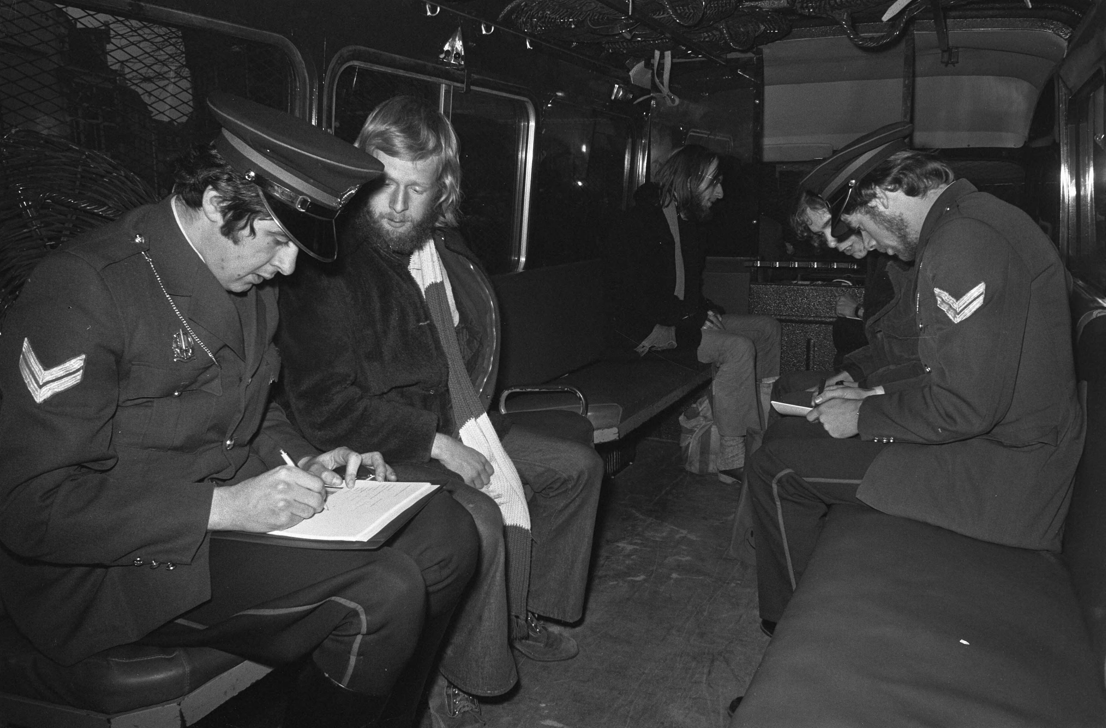 Fotocollectie Anefo — Studenten verwijderd uit Utrechtse Universiteit, politie ondervraagt studenten — Foto: Verhoeff, Bert / Anefo. Licentie: Set B: Rechtenvrij / Publiek Domein. Bron: Nationaal Archief. http://hdl.handle.net/10648/ac25024c-d0b4-102d-bcf8-003048976d84
