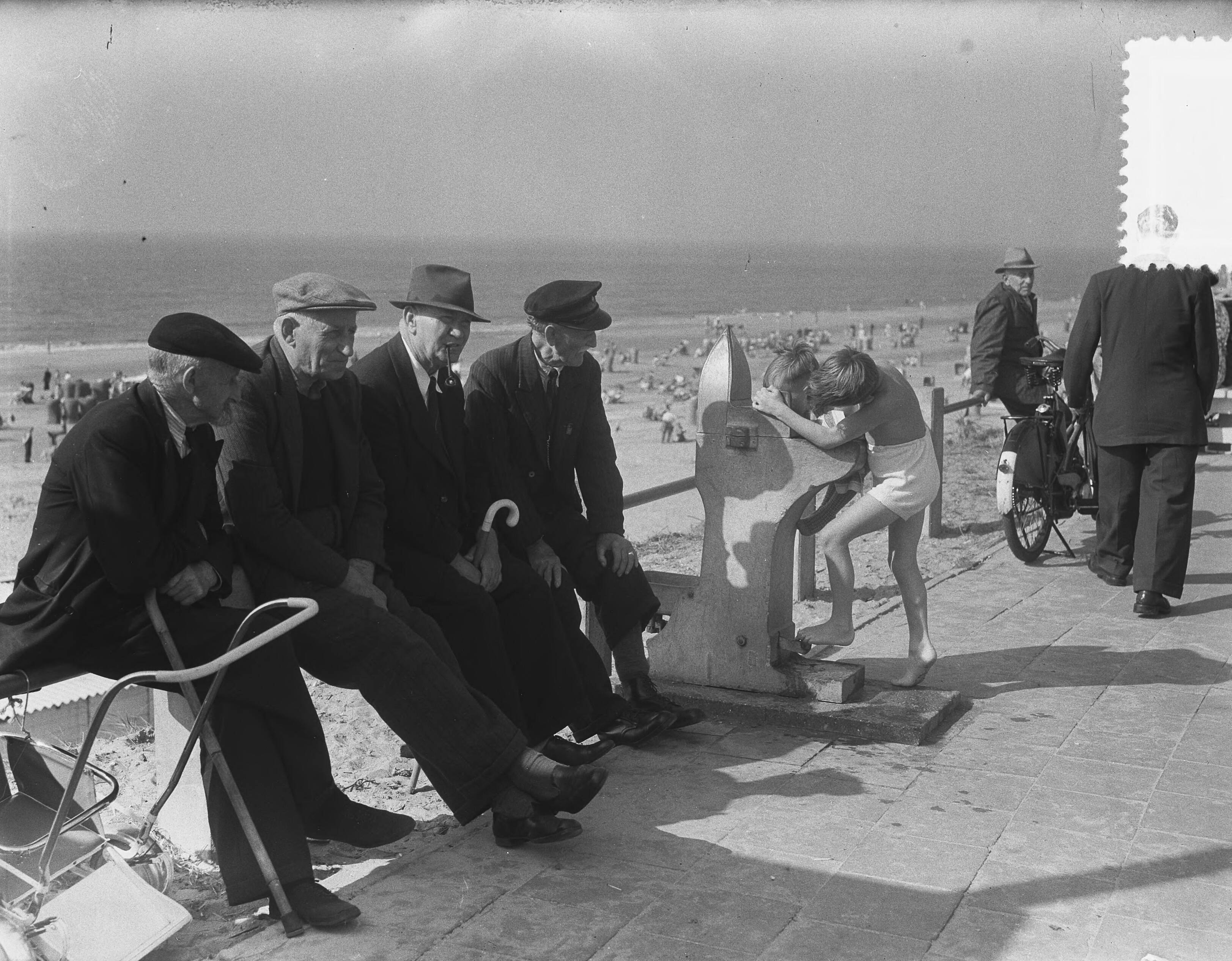 Fotocollectie Anefo — Een late zomerse dag in Zandvoort aan het strand — Foto: Vogel, Carel L. de / Anefo. Licentie: Set B: Rechtenvrij / Publiek Domein. Bron: Nationaal Archief. http://hdl.handle.net/10648/a8ef163a-d0b4-102d-bcf8-003048976d84
