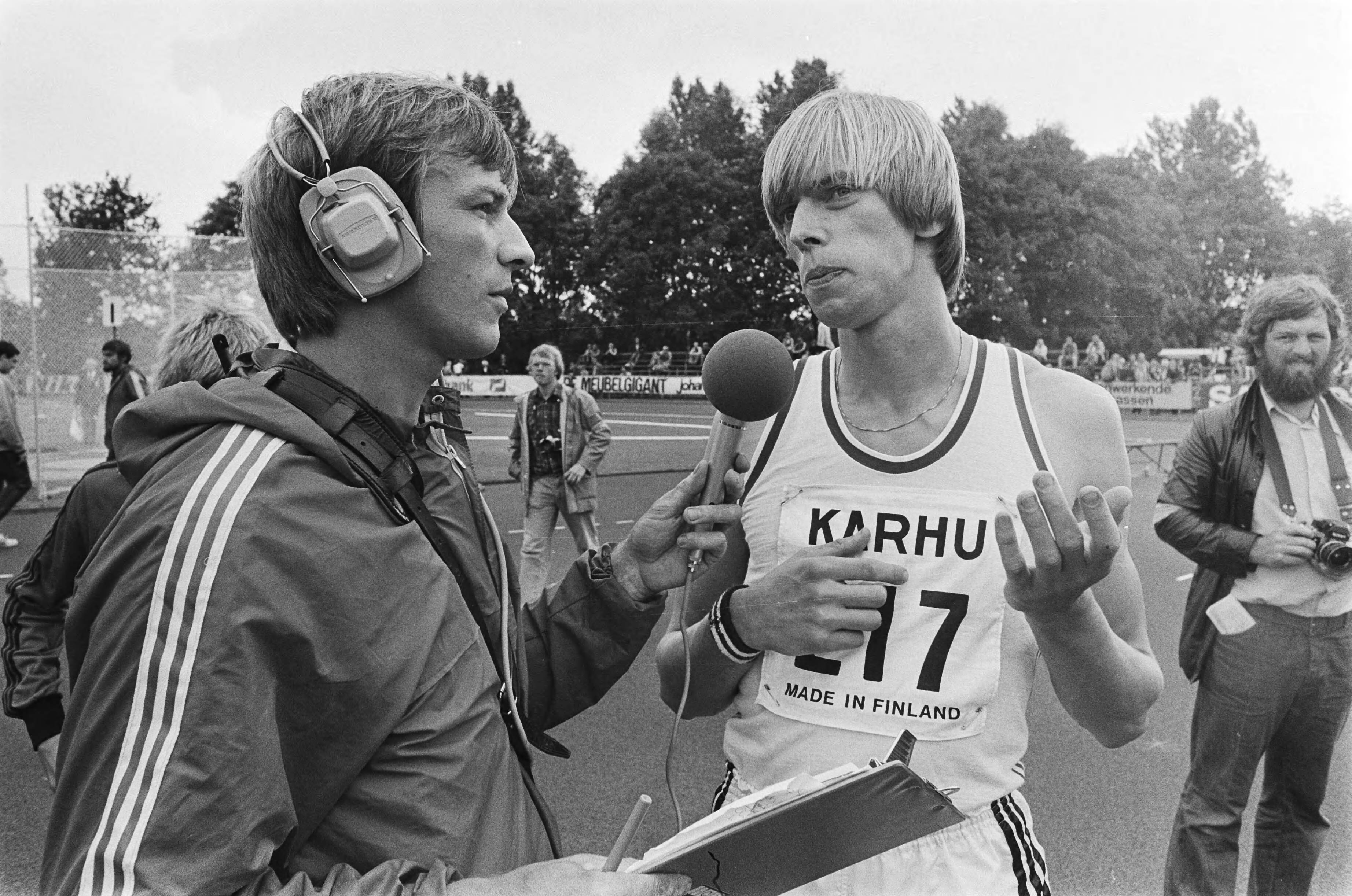 Fotocollectie Anefo — Nationale atletiekkampioenschappen Groningen; Eltjo Schutter interviewt Wielart — Foto: Verhoeff, Bert / Anefo. Licentie: Set B: Rechtenvrij / Publiek Domein. Bron: Nationaal Archief. http://hdl.handle.net/10648/acb99dee-d0b4-102d-bcf8-003048976d84