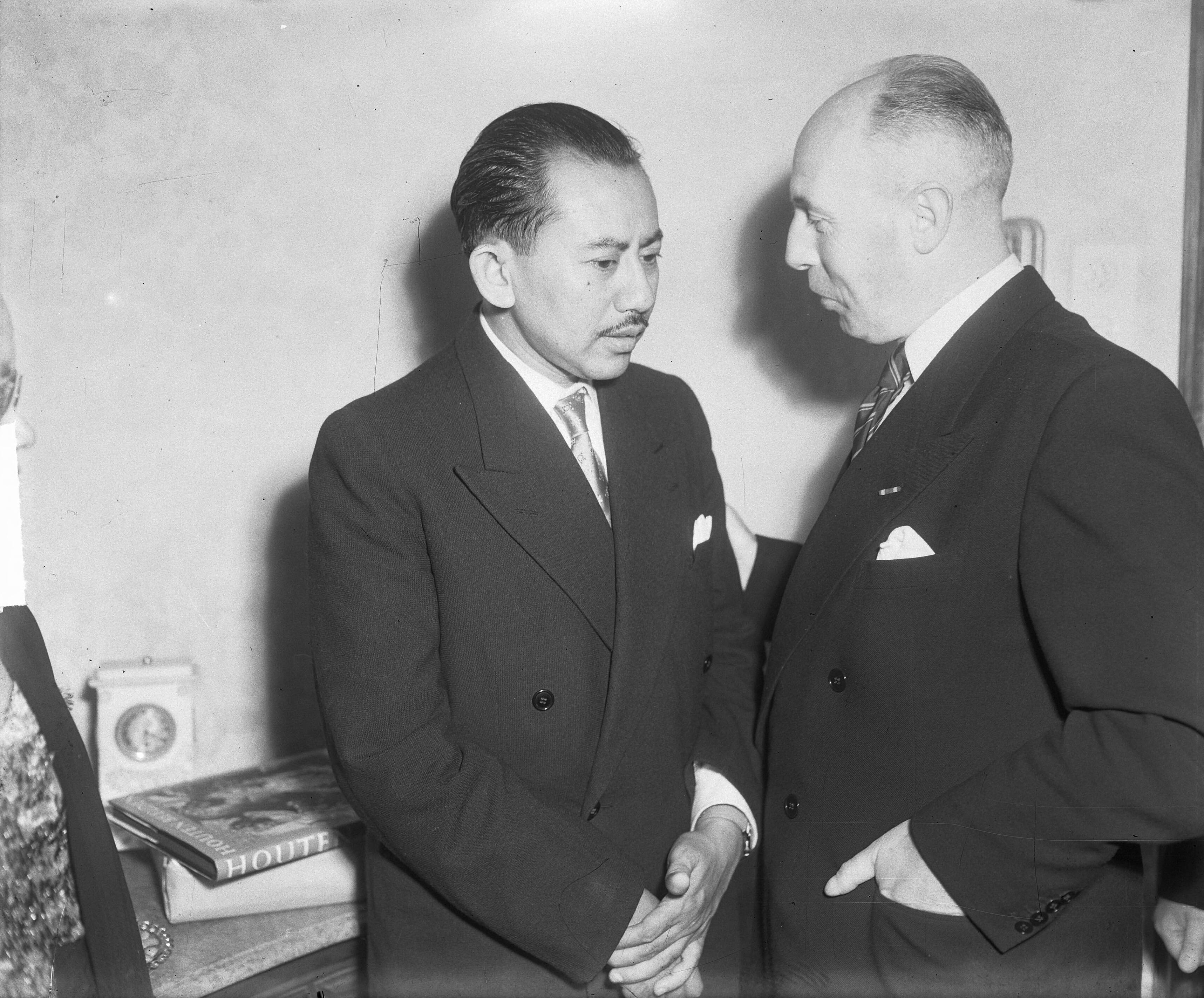 Afscheidsreceptie van de Indonesische Hoge Commissaris Mohammed Rum te Den Haag — Afscheidsreceptie van de Indonesische Hoge Commissaris Mohammed Rum te Den Haag. In gesprek met M.J. Prinsen, secretaris-generaal van het ministerie van Binnenlandse Zaken — Foto: Winterbergen, Rolf / Anefo. Licentie: Set B: Rechtenvrij / Publiek Domein. Bron: Nationaal Archief. http://hdl.handle.net/10648/a8df2748-d0b4-102d-bcf8-003048976d84