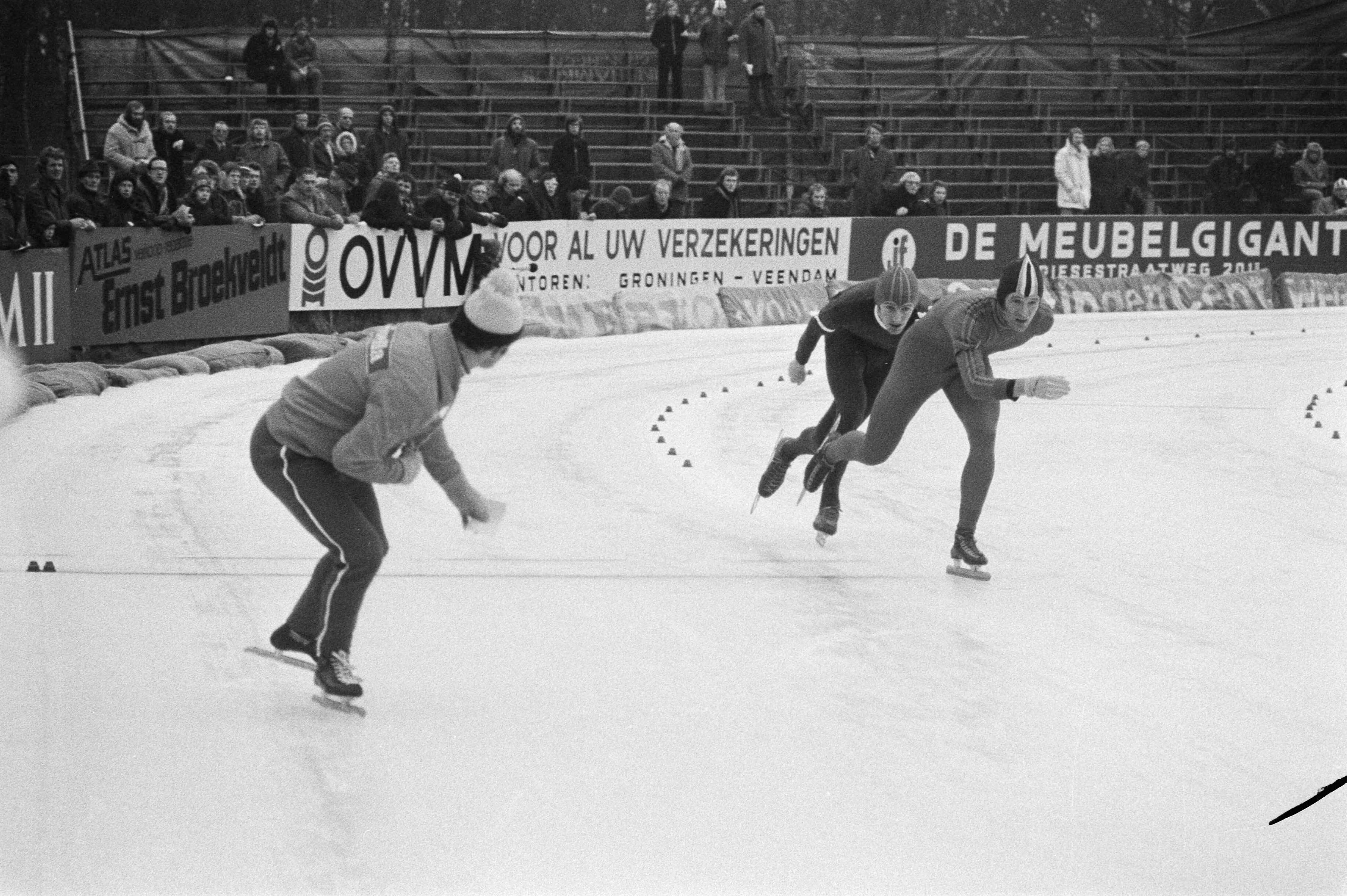 Fotocollectie Anefo — Nederlandse kampioenschappen schaatsen in Groningen; Pfrommer (links) coacht Van Helden (voor) en Kleine op 5.000 meter — Foto: Verhoeff, Bert / Anefo. Licentie: Set B: Rechtenvrij / Publiek Domein. Bron: Nationaal Archief. http://hdl.handle.net/10648/ac7a996e-d0b4-102d-bcf8-003048976d84