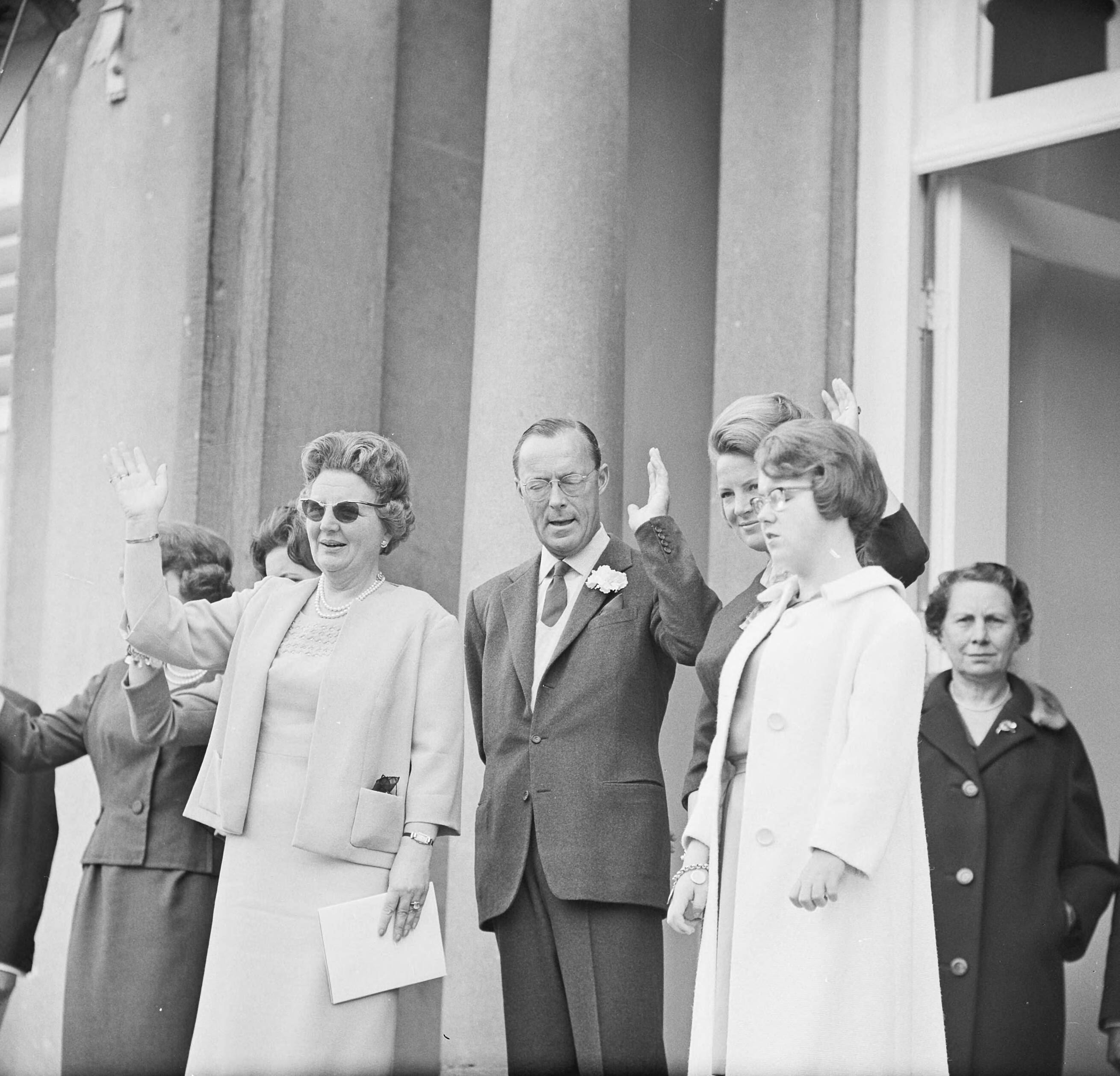 Fotocollectie Anefo — Feest op Soestdijk, het Koninklijk gezin — Foto: Nijs, Jac. de / Anefo. Licentie: Set B: Rechtenvrij / Publiek Domein. Bron: Nationaal Archief. http://hdl.handle.net/10648/ad797e02-d0b4-102d-bcf8-003048976d84