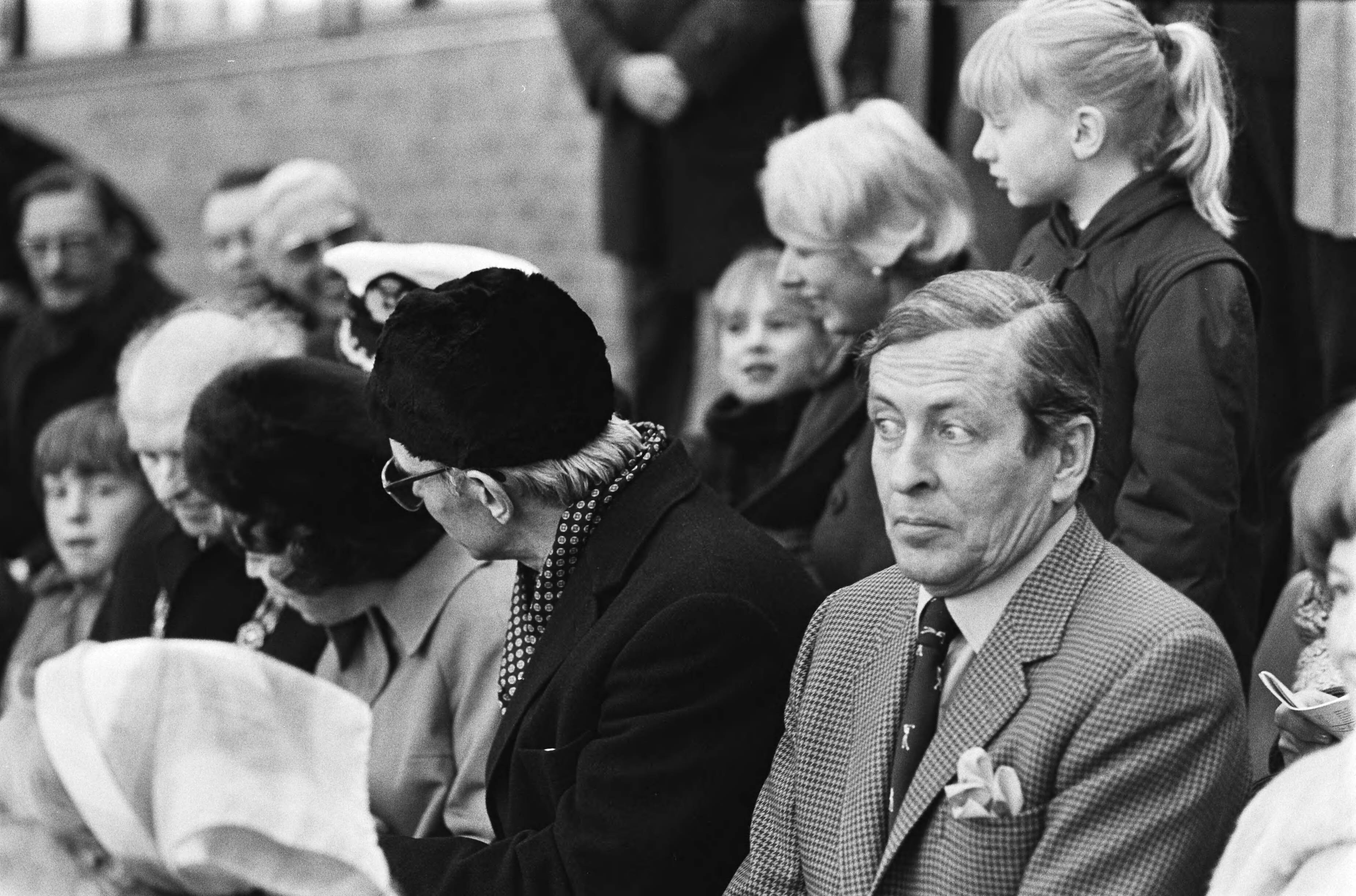 Fotocollectie Anefo — Schaatswedstrijden op de Uithof in Den Haag ter gelegenheid van 100-jarig bestaan KNSB. De koninklijke familie op de tribune — Foto: Antonisse, Marcel / Anefo. Licentie: Set B: Rechtenvrij / Publiek Domein. Bron: Nationaal Archief. http://hdl.handle.net/10648/ad115d2c-d0b4-102d-bcf8-003048976d84