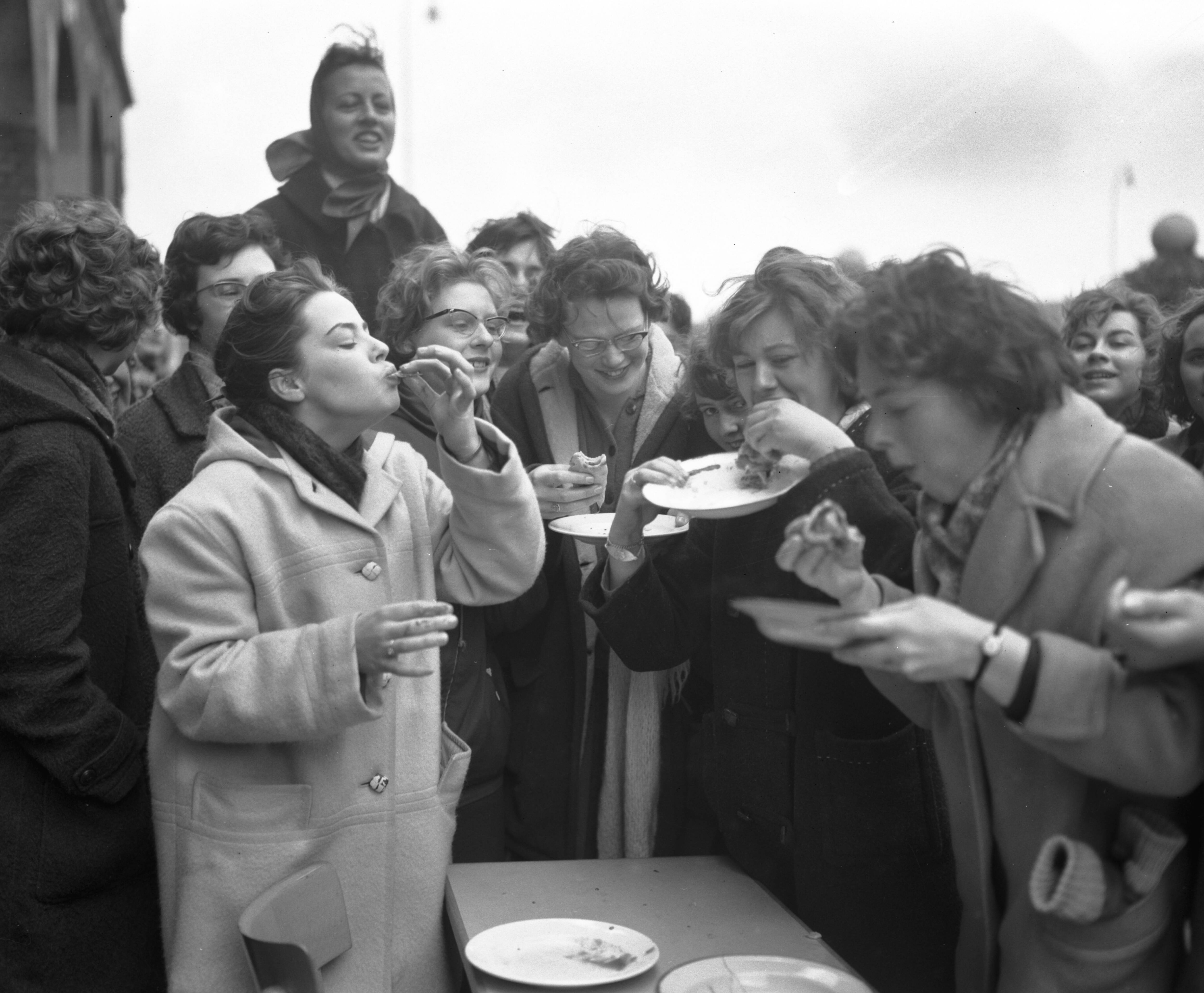 Fotocollectie Anefo — Pannekoeken tijdrace t.g.v. 25 jarig bestaan van de leerlingen-vereniging "Vesta" van de Christelijke Huishoudschool te Den Haag — Foto: Bilsen, Joop van / Anefo. Licentie: Set B: Rechtenvrij / Publiek Domein. Bron: Nationaal Archief. http://hdl.handle.net/10648/a9feb616-d0b4-102d-bcf8-003048976d84