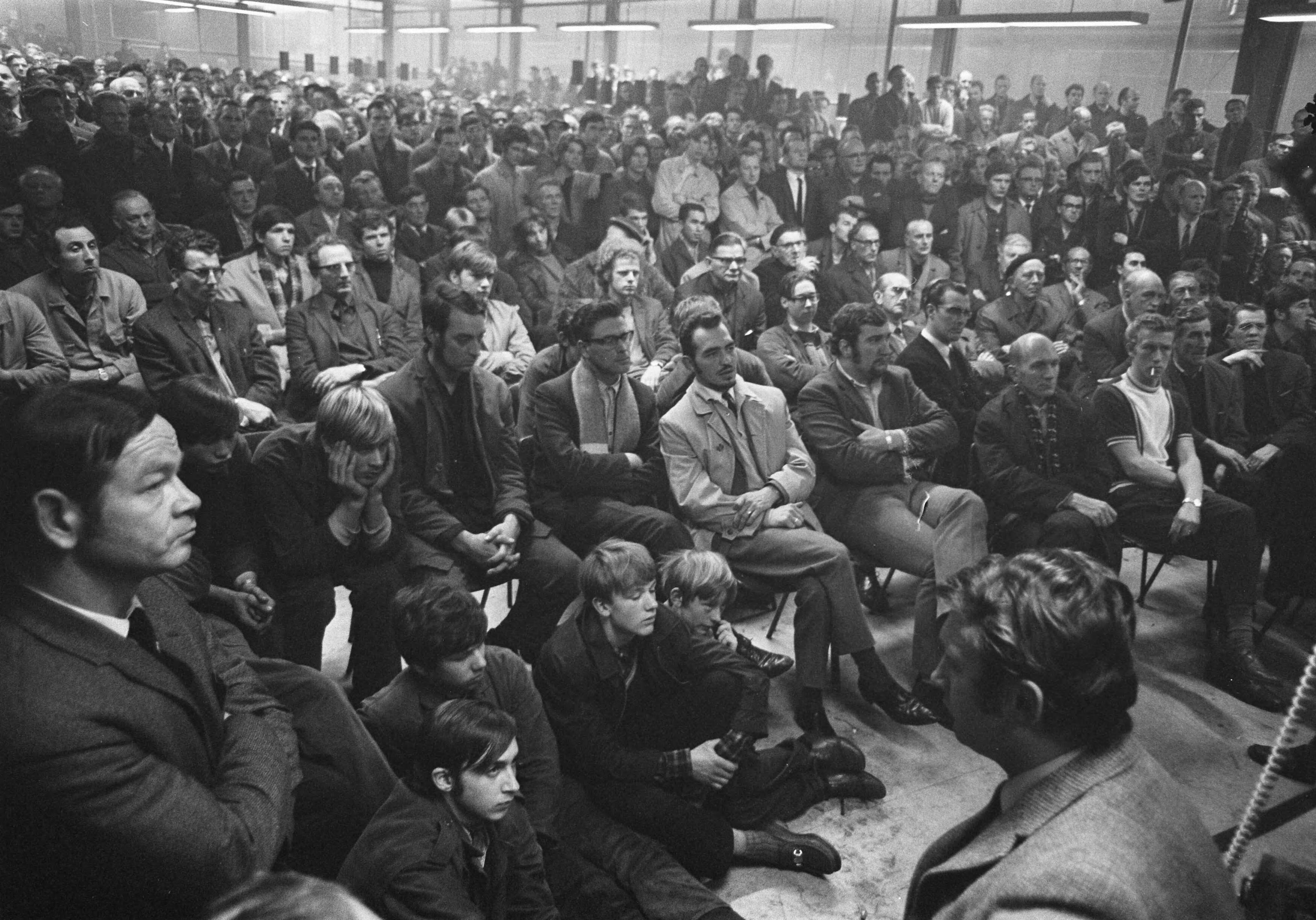 Fotocollectie Anefo — Staking bij Werkspoor Utrecht duurt voort. Overzicht vergadering — Foto: Evers, Joost / Anefo. Licentie: Set B: Rechtenvrij / Publiek Domein. Bron: Nationaal Archief. http://hdl.handle.net/10648/ab81500c-d0b4-102d-bcf8-003048976d84