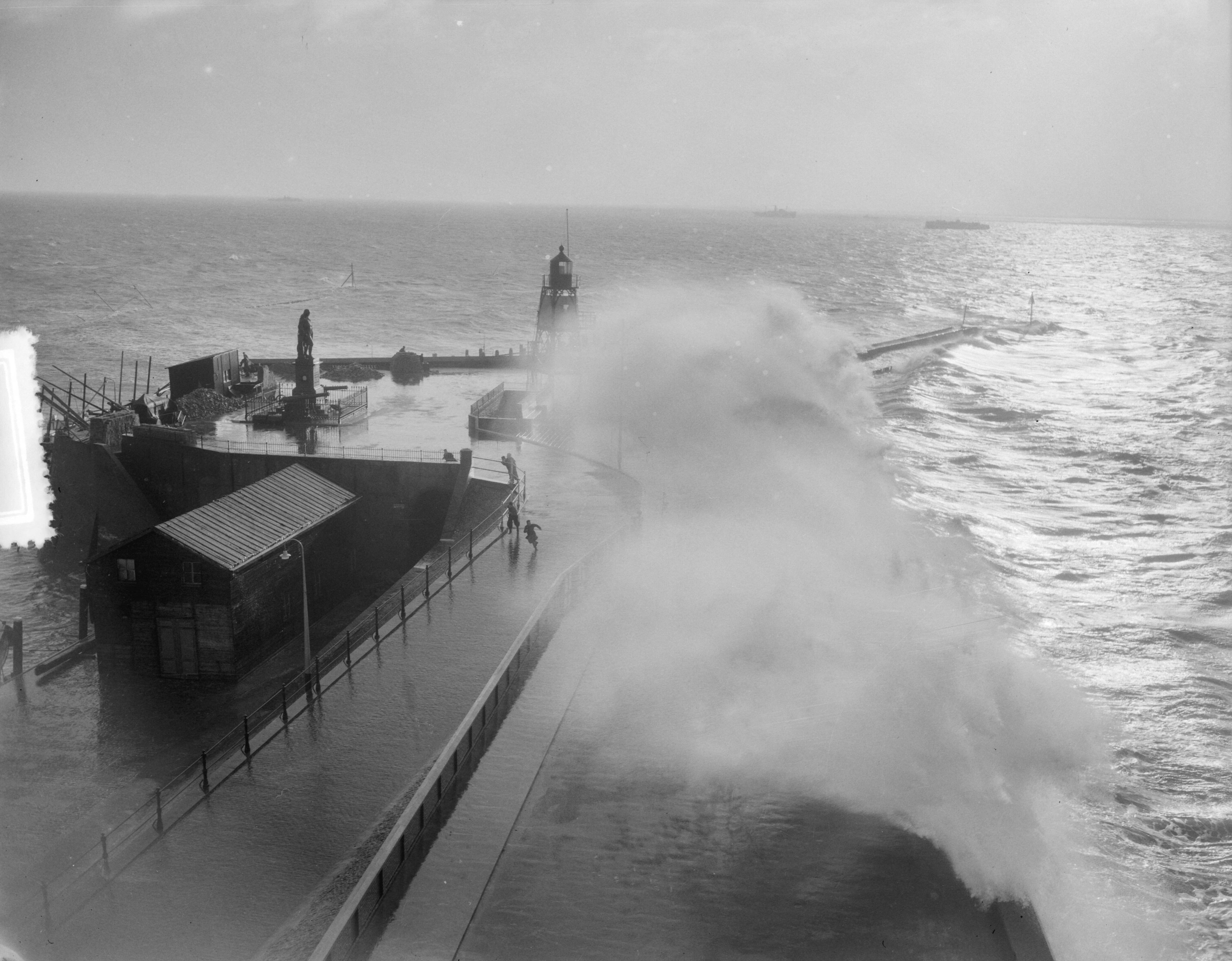 Fotocollectie Anefo — Storm op de kust bij Vlissingen — Foto: Duinen, G.W. van / Anefo. Licentie: Set B: Rechtenvrij / Publiek Domein. Bron: Nationaal Archief. http://hdl.handle.net/10648/a91b4944-d0b4-102d-bcf8-003048976d84