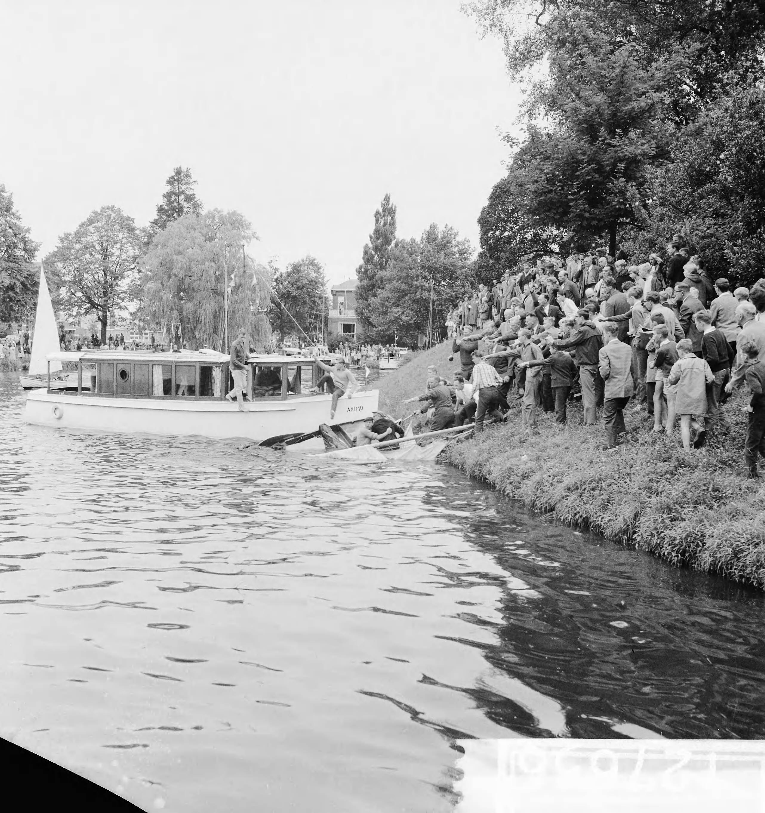 Fotocollectie Anefo — Elfstedentocht per zeilboot. Start vanuit Leeuwarden. Omgeslagen zeilboot — Foto: Koch, Eric / Anefo. Licentie: Set B: Rechtenvrij / Publiek Domein. Bron: Nationaal Archief. http://hdl.handle.net/10648/a9dd5d0e-d0b4-102d-bcf8-003048976d84