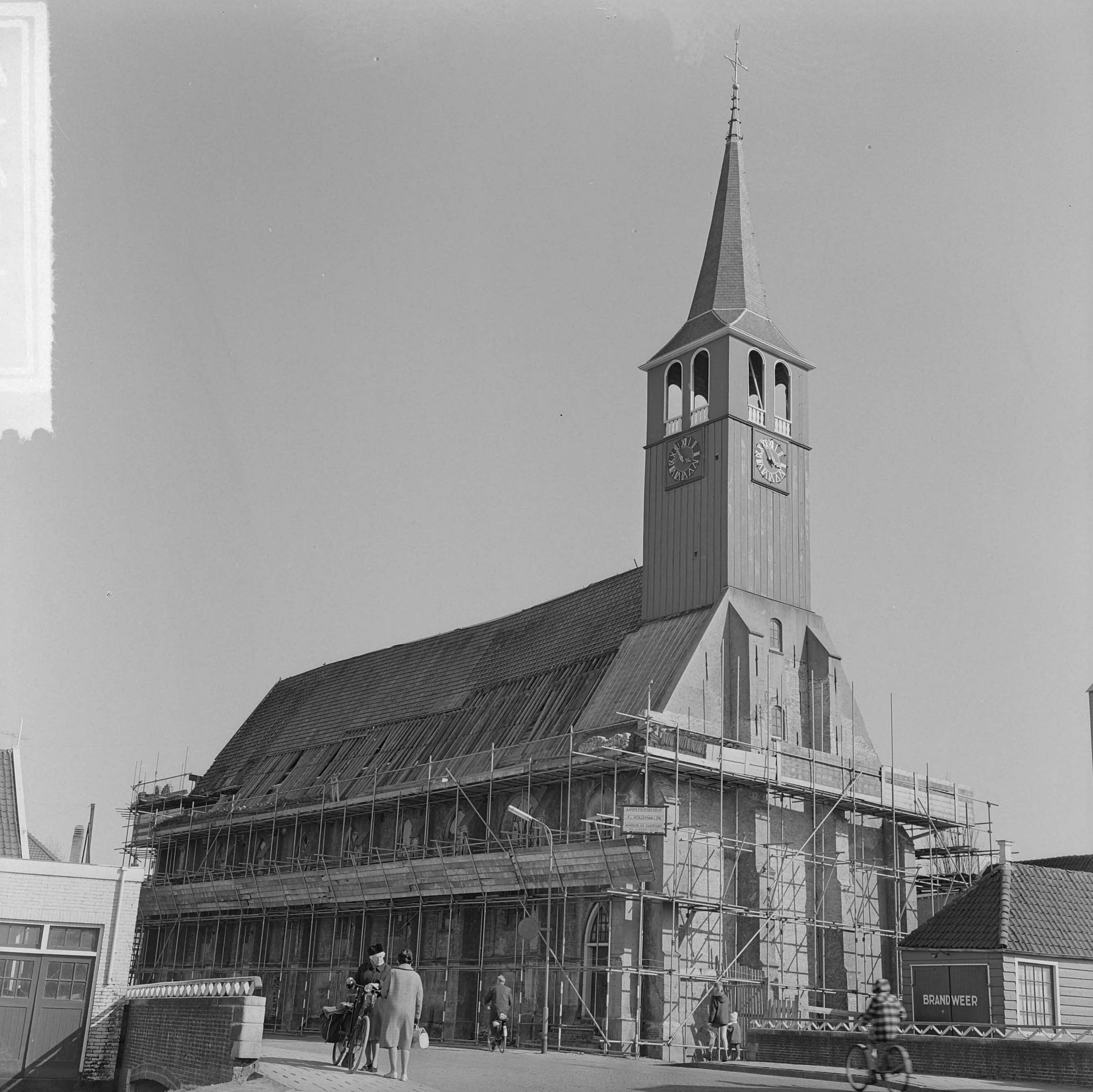 Fotocollectie Anefo — Restauratie Nederlands-Hervormde kerk te Krommenie, exterieur — Foto: Wieleck, […] / Anefo. Licentie: Set B: Rechtenvrij / Publiek Domein. Bron: Nationaal Archief. http://hdl.handle.net/10648/aaa0566a-d0b4-102d-bcf8-003048976d84