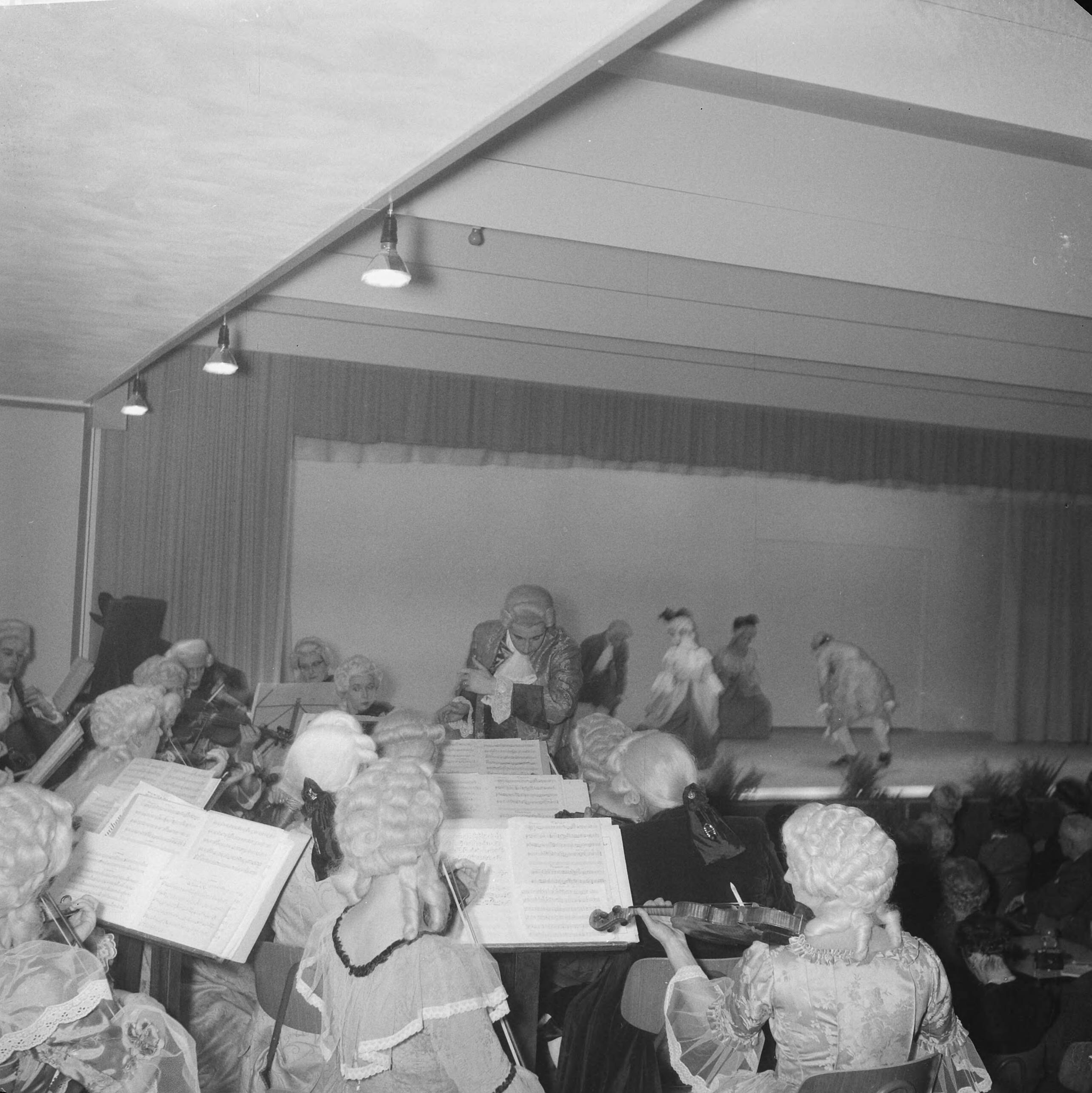 Fotocollectie Anefo — Uitvoering van "Die Haerlemsche Musyckkamer" — Foto: Nijs, Jac. de / Anefo. Licentie: Set B: Rechtenvrij / Publiek Domein. Bron: Nationaal Archief. http://hdl.handle.net/10648/a9ec79ce-d0b4-102d-bcf8-003048976d84