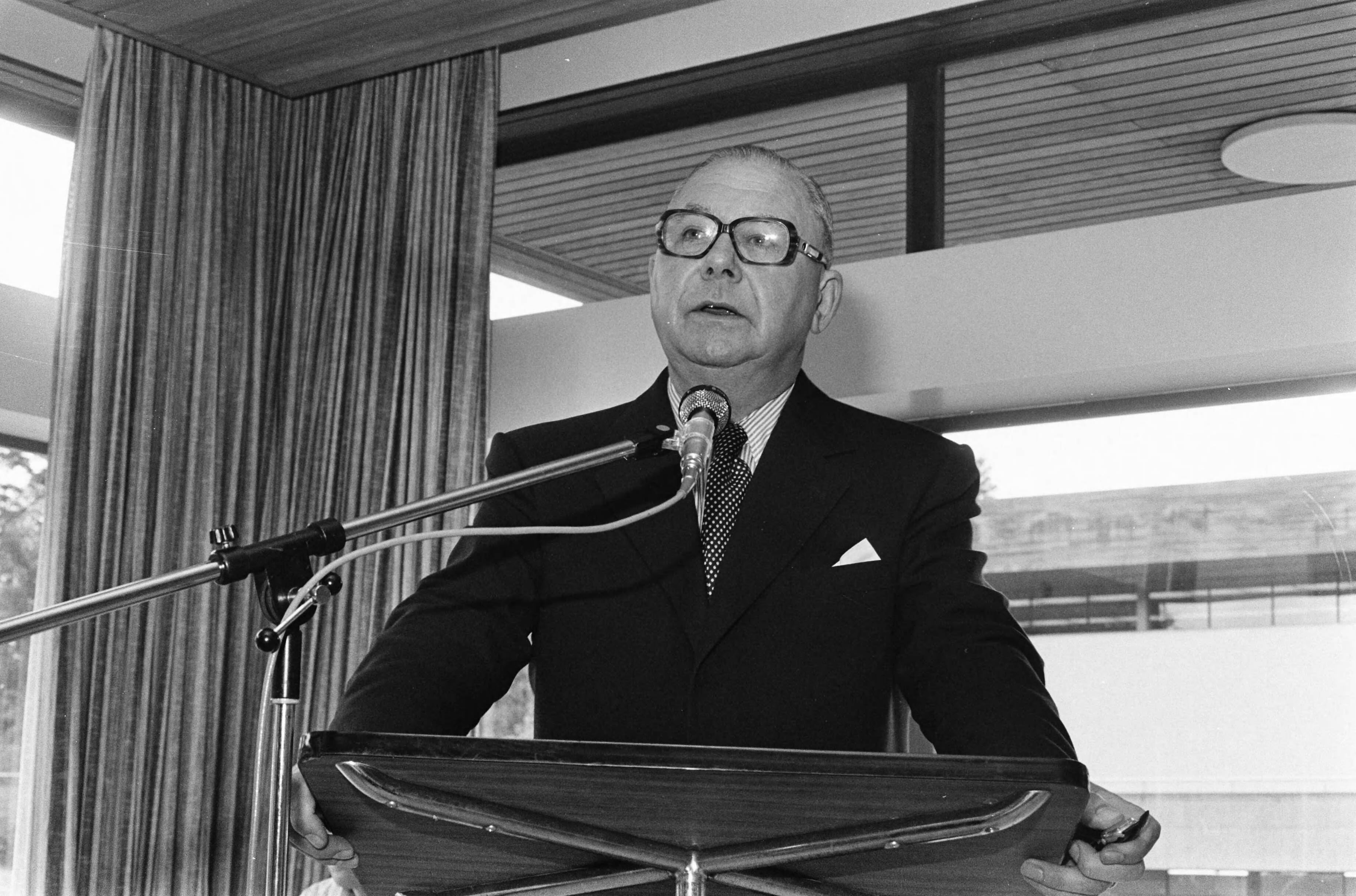 Uitreiking van medailles tijdens de KNVB-vergadering in Zeist — KNVB-voorzitter Meuleman aan het woord — Foto: Peters, Hans / Anefo. Licentie: Set B: Rechtenvrij / Publiek Domein. Bron: Nationaal Archief. http://hdl.handle.net/10648/ac69e754-d0b4-102d-bcf8-003048976d84