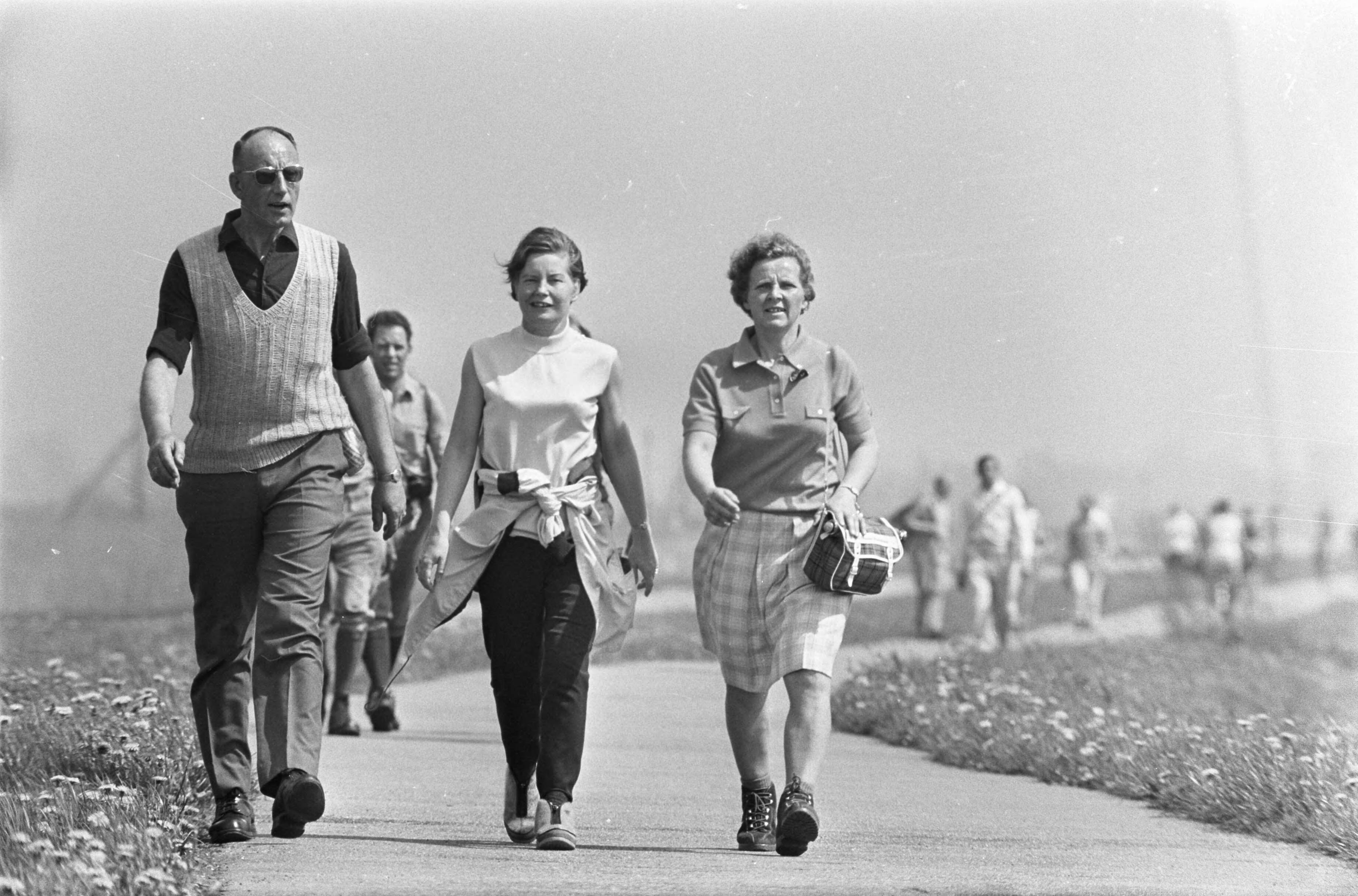 Fotocollectie Anefo — 5 daagse Elfstedentocht voor wandelaars, start in Leeuwarden wandelaars bij Sneek — Foto: Koch, Eric / Anefo. Licentie: Set B: Rechtenvrij / Publiek Domein. Bron: Nationaal Archief. http://hdl.handle.net/10648/ab69084e-d0b4-102d-bcf8-003048976d84