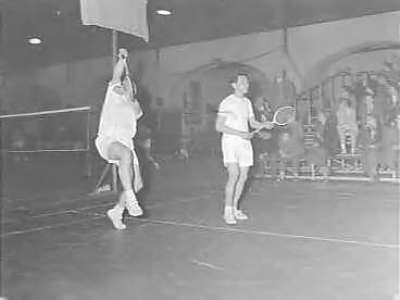 Fotocollectie Anefo — Internationale kampioenschap badminton te Haarlem. Bob Loo en Leen Verhoef (Nederland) — Foto: Behrens, Herbert F. / Anefo. Licentie: Set B: Rechtenvrij / Publiek Domein. Bron: Nationaal Archief. http://hdl.handle.net/10648/a9551282-d0b4-102d-bcf8-003048976d84