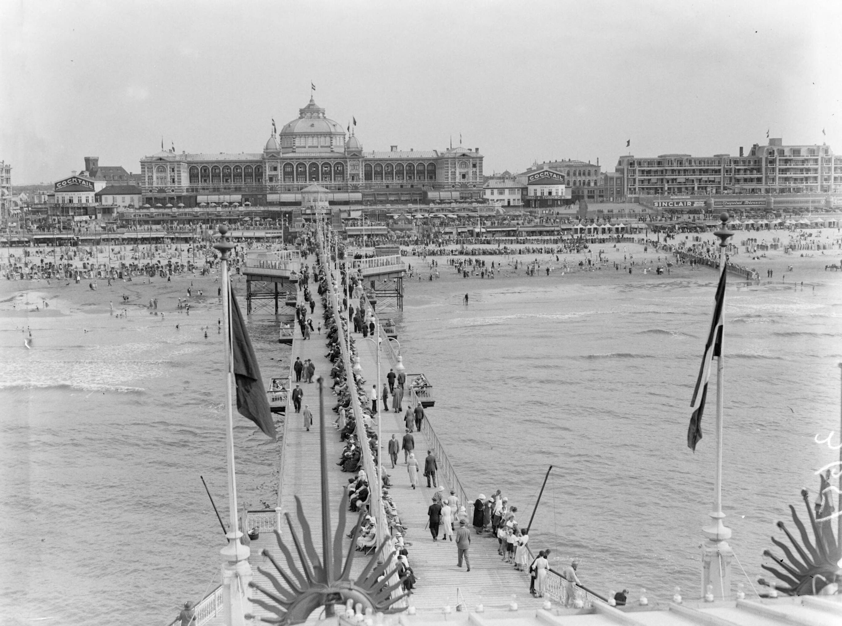 Scheveningen. — De Pier in Scheveningen met op de achtergrond het Kurhaus — Foto: Poll, Willem van de. Licentie: Set B: Rechtenvrij / Publiek Domein. Bron: Nationaal Archief. http://hdl.handle.net/10648/ae9acaa2-d0b4-102d-bcf8-003048976d84