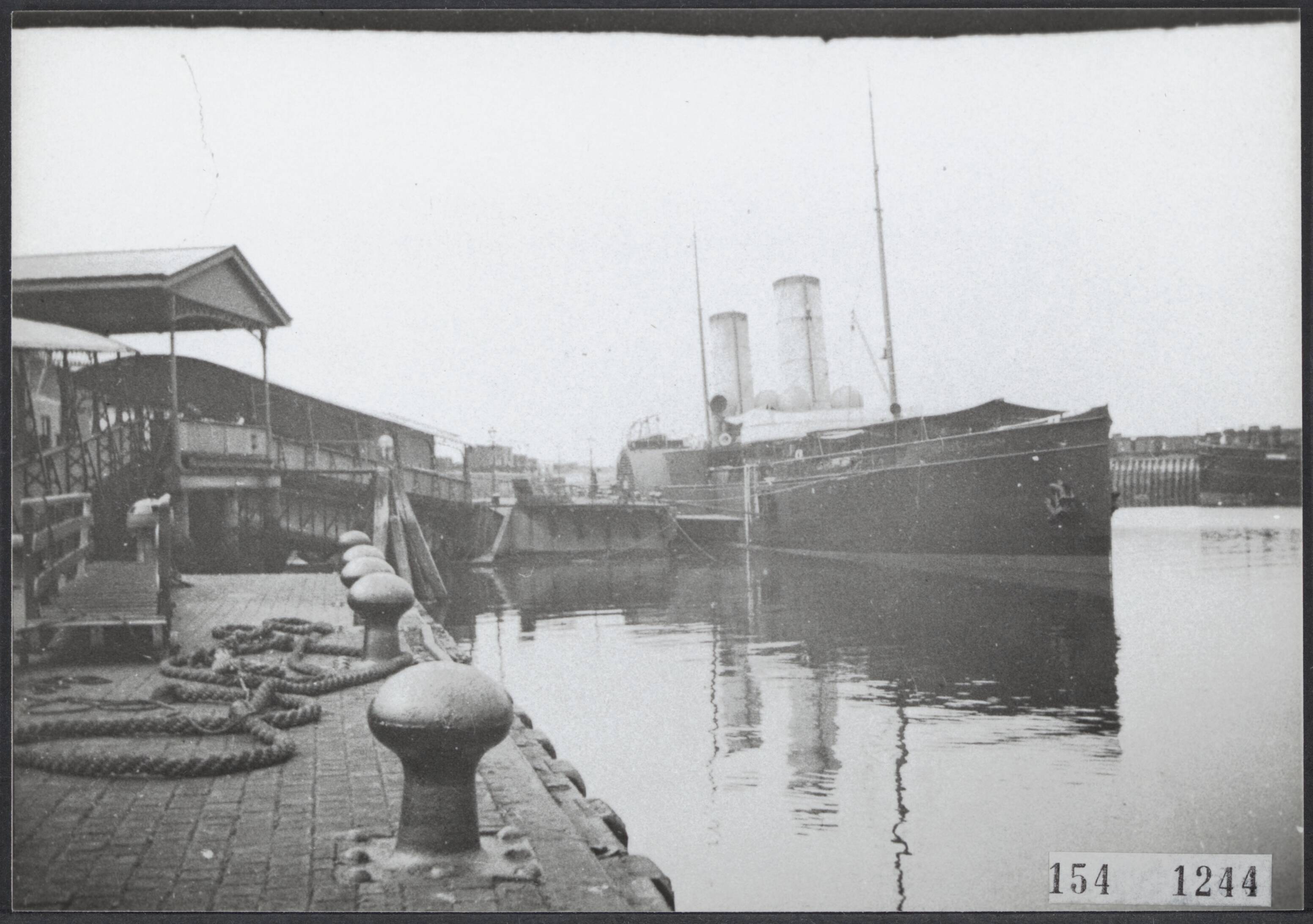 Serie Vanneufville (fotograaf uit Tourcoing 1855-1938) — Een stoomschip in de haven van Vlissingen — Foto: Vanneufville, Leonce Bertile. Licentie: Set B: Rechtenvrij / Publiek Domein. Bron: Nationaal Archief. http://hdl.handle.net/10648/5ac27e9f-3ee1-7018-23dc-95d00cb84b5f