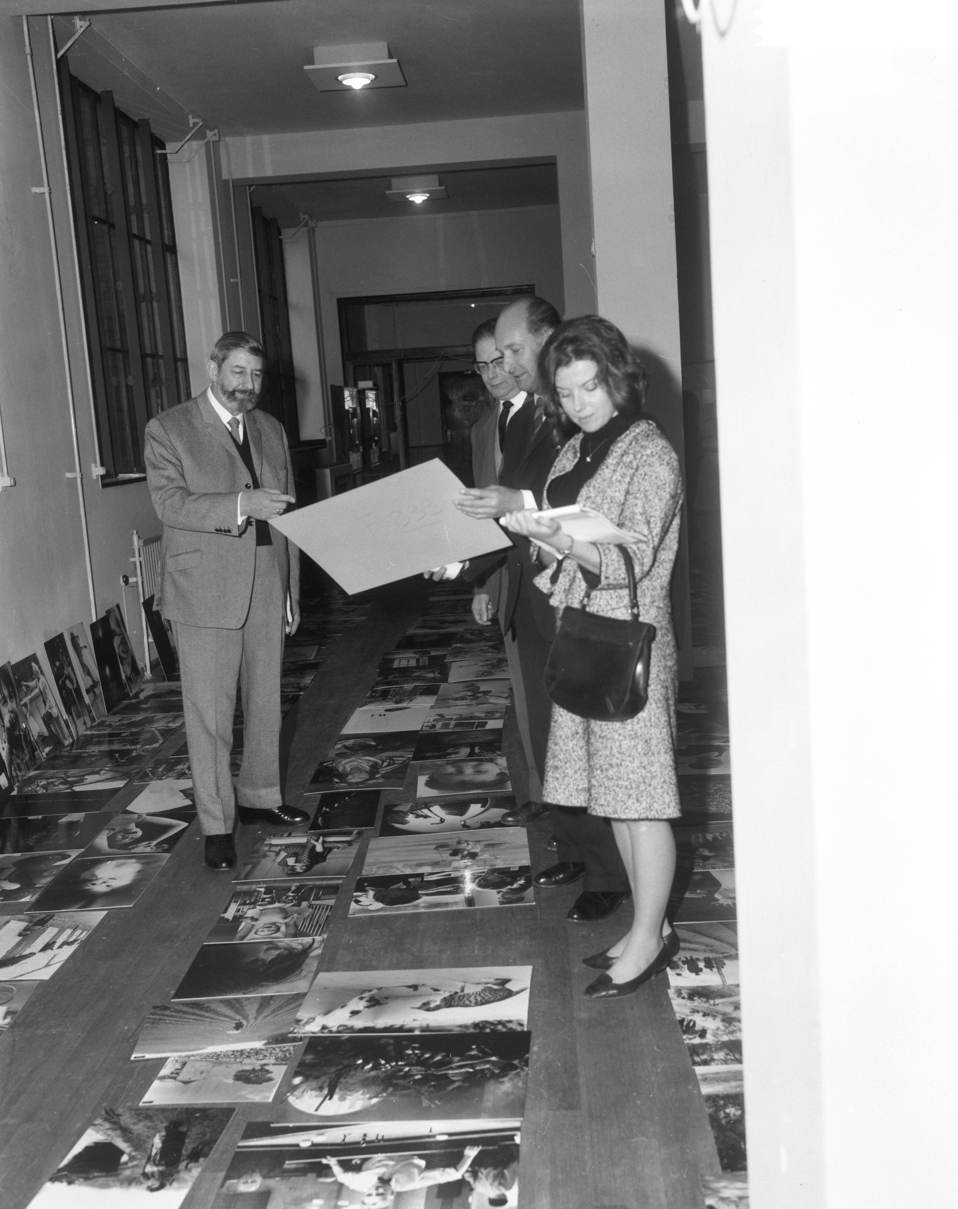 Fotocollectie Anefo — Fotografiewedstrijd World Press Photo in het Gemeentemuseum te Den Haag; de juryleden aan het werk — Foto: Bilsen, Joop van / Anefo. Licentie: Set B: Rechtenvrij / Publiek Domein. Bron: Nationaal Archief. http://hdl.handle.net/10648/aad100d0-d0b4-102d-bcf8-003048976d84