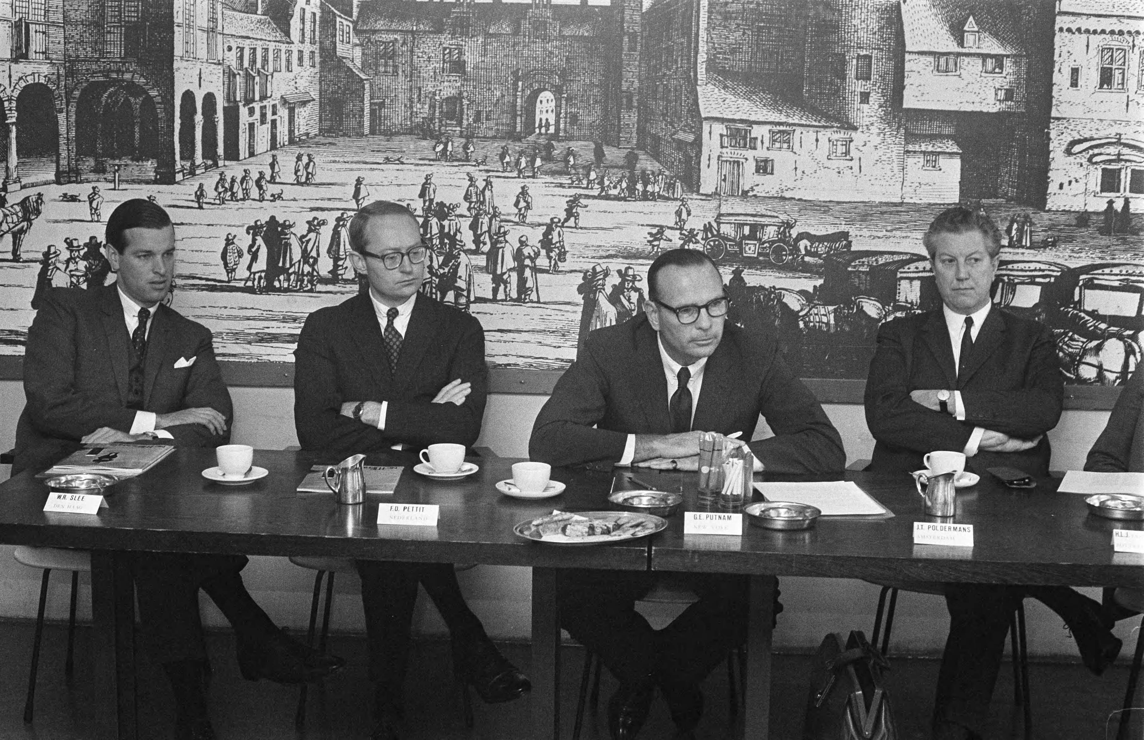 Fotocollectie Anefo — Persconferentie First National City Bank in Nieuwspoort Den Haag . Nummer 2 Slee, Pettit, Putnam, Poldermans, Van den Brink , nummer 3 Idem, behalve Van den Brink — Foto: Verhoeff, Bert / Anefo. Licentie: Set B: Rechtenvrij / Publiek Domein. Bron: Nationaal Archief. http://hdl.handle.net/10648/ab7f3fc4-d0b4-102d-bcf8-003048976d84