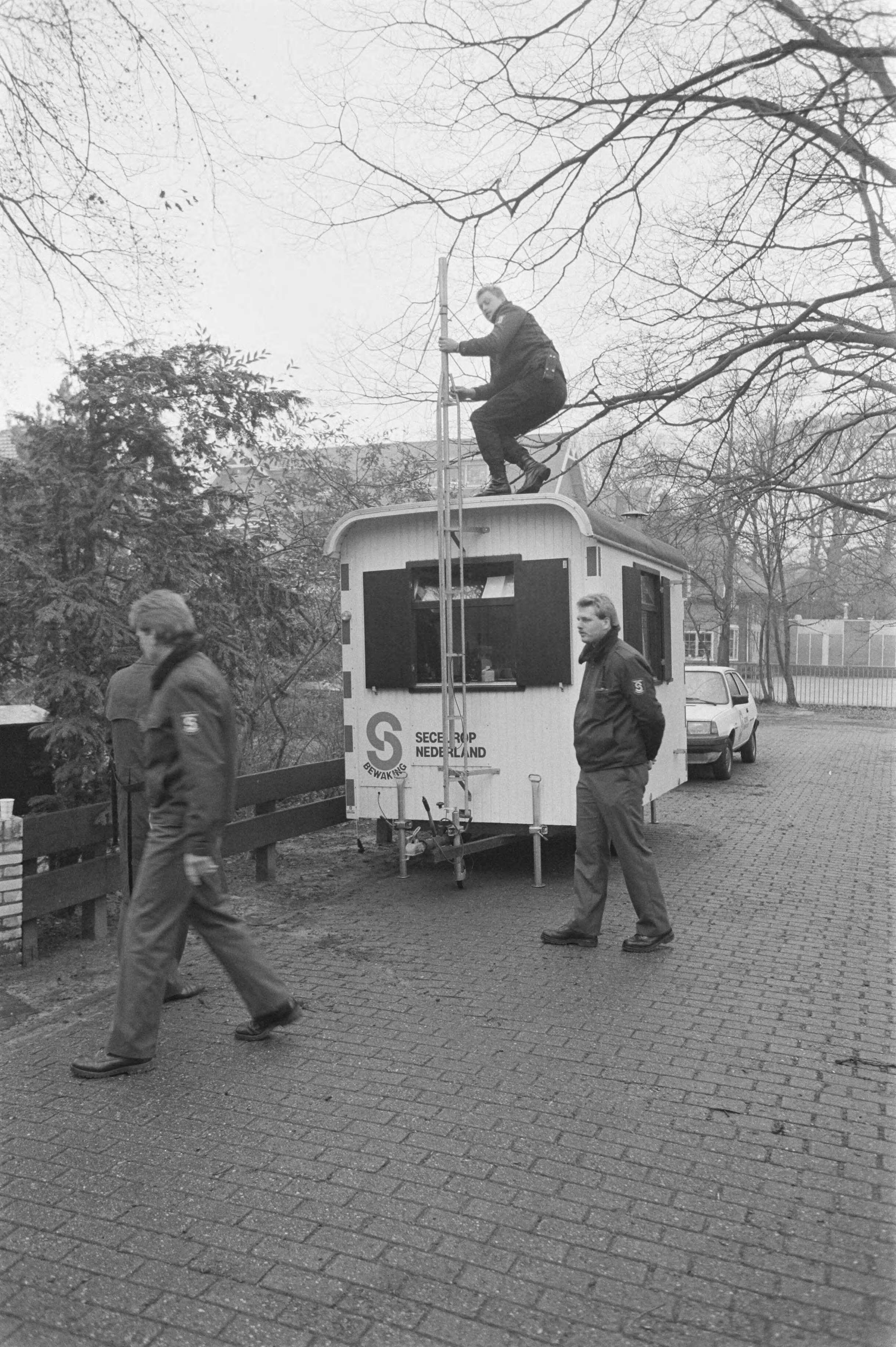 Fotocollectie Anefo — Bewakingsdienst bij de villa van de familie van Gerrit Jan Heijn in Bloemendaal — Foto: Croes, Rob C. / Anefo. Licentie: Set B: Rechtenvrij / Publiek Domein. Bron: Nationaal Archief. http://hdl.handle.net/10648/ad671dde-d0b4-102d-bcf8-003048976d84