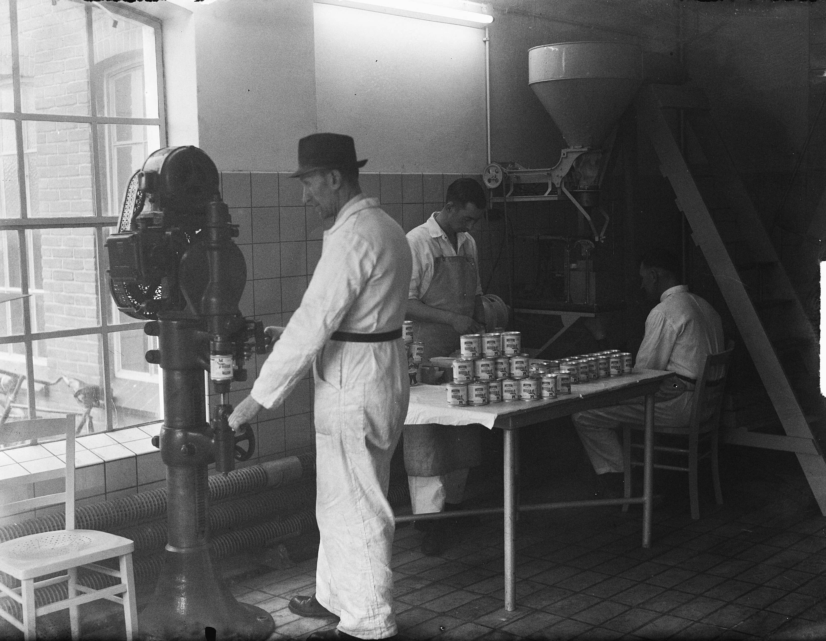 Fotocollectie Anefo — Poederkaasfabriek NV Vika te Soest, gevestigd aan de Middelwijkstraat — Foto: Pot, Harry / Anefo. Licentie: Set B: Rechtenvrij / Publiek Domein. Bron: Nationaal Archief. http://hdl.handle.net/10648/a8d61450-d0b4-102d-bcf8-003048976d84