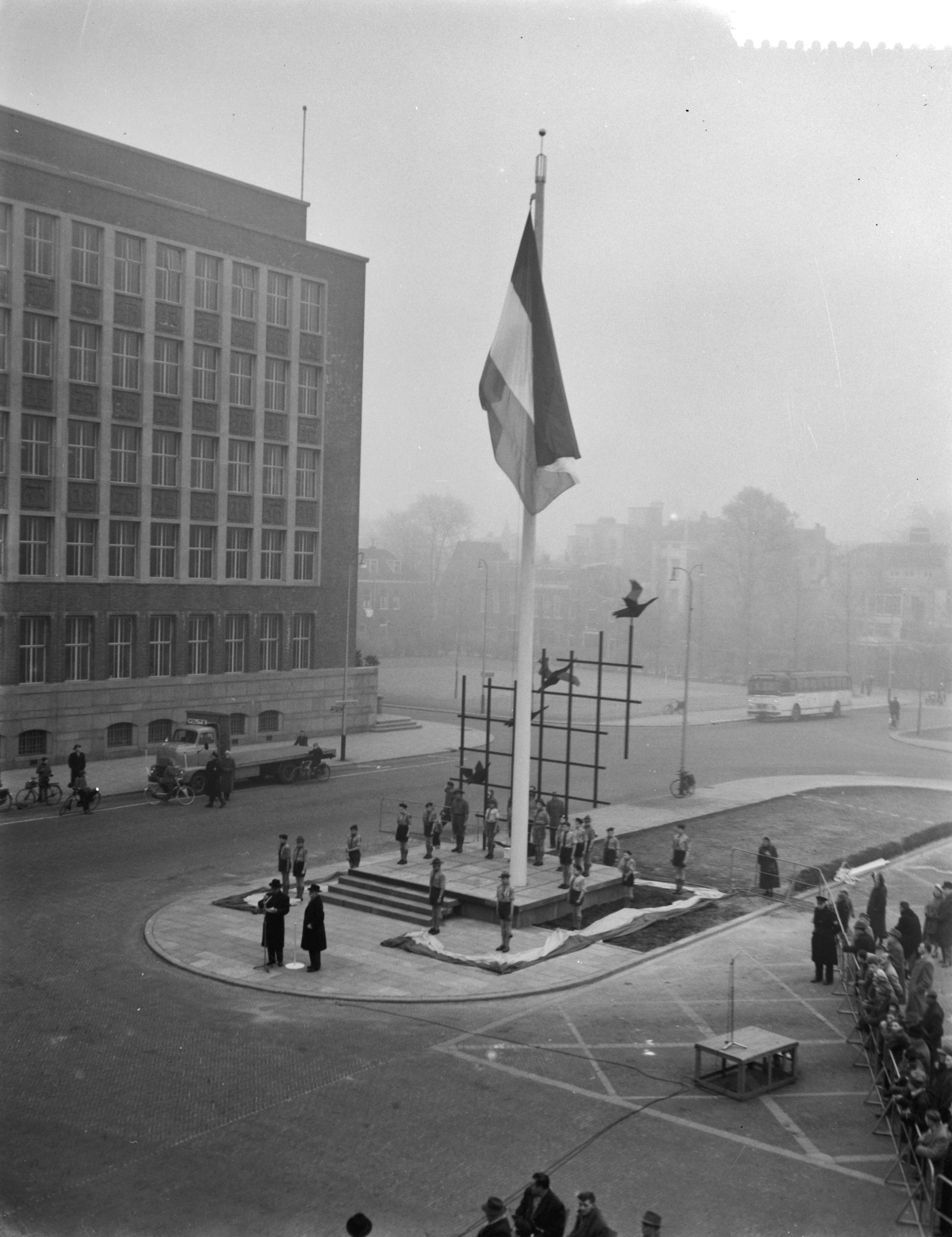 Fotocollectie Anefo — Overdracht in Den Haag van de permanente bevrijdingsvlag te Den Haag , overzicht met op de voorgrond burgemeester Kolfschoten links — Foto: Rossem, Wim van / Anefo. Licentie: Set B: Rechtenvrij / Publiek Domein. Bron: Nationaal Archief. http://hdl.handle.net/10648/a98d8054-d0b4-102d-bcf8-003048976d84