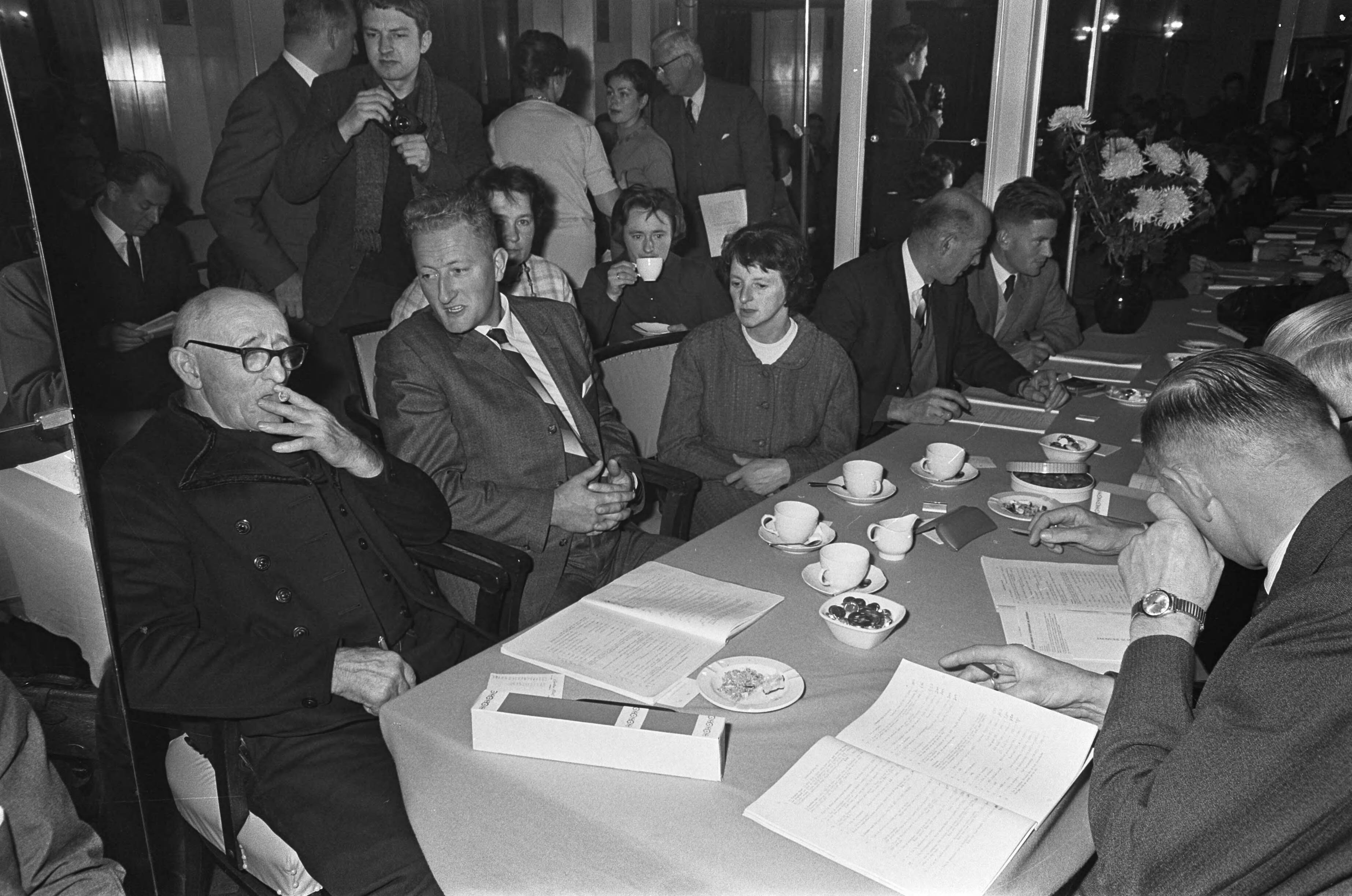 Serooskerker munten geveild — De heer Christiaanse en ir. (?) plus echtgenote bij wie de munten gevonden werden — Foto: Fotograaf Onbekend / Anefo. Licentie: Set B: Rechtenvrij / Publiek Domein. Bron: Nationaal Archief. http://hdl.handle.net/10648/ab053f9e-d0b4-102d-bcf8-003048976d84