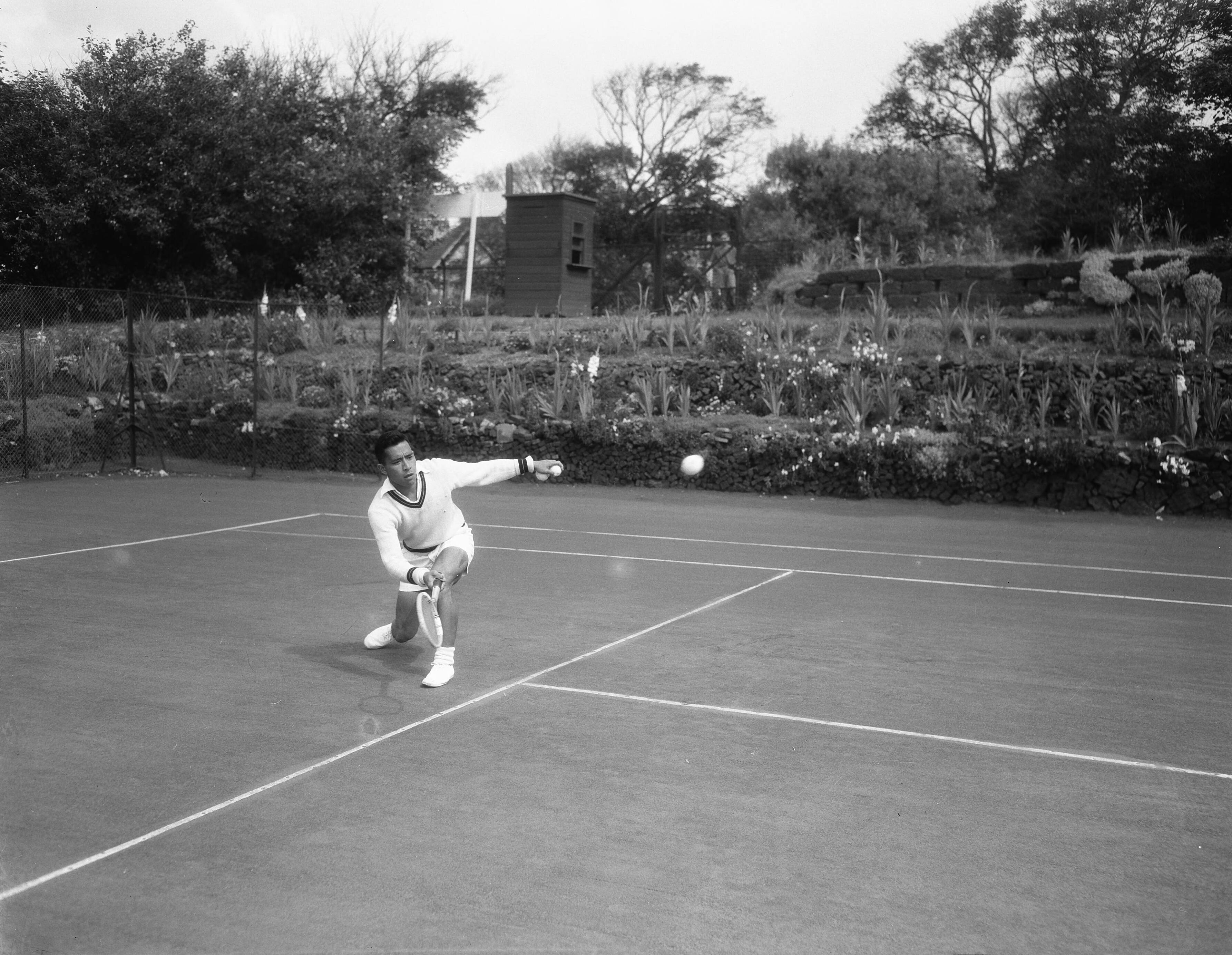 Fotocollectie Anefo — Nederlandse tenniskampioenschappen op de METS-banen te Scheveningen. Lex Karamoy — Foto: Duinen, G.W. van / Anefo. Licentie: Set B: Rechtenvrij / Publiek Domein. Bron: Nationaal Archief. http://hdl.handle.net/10648/a9280922-d0b4-102d-bcf8-003048976d84