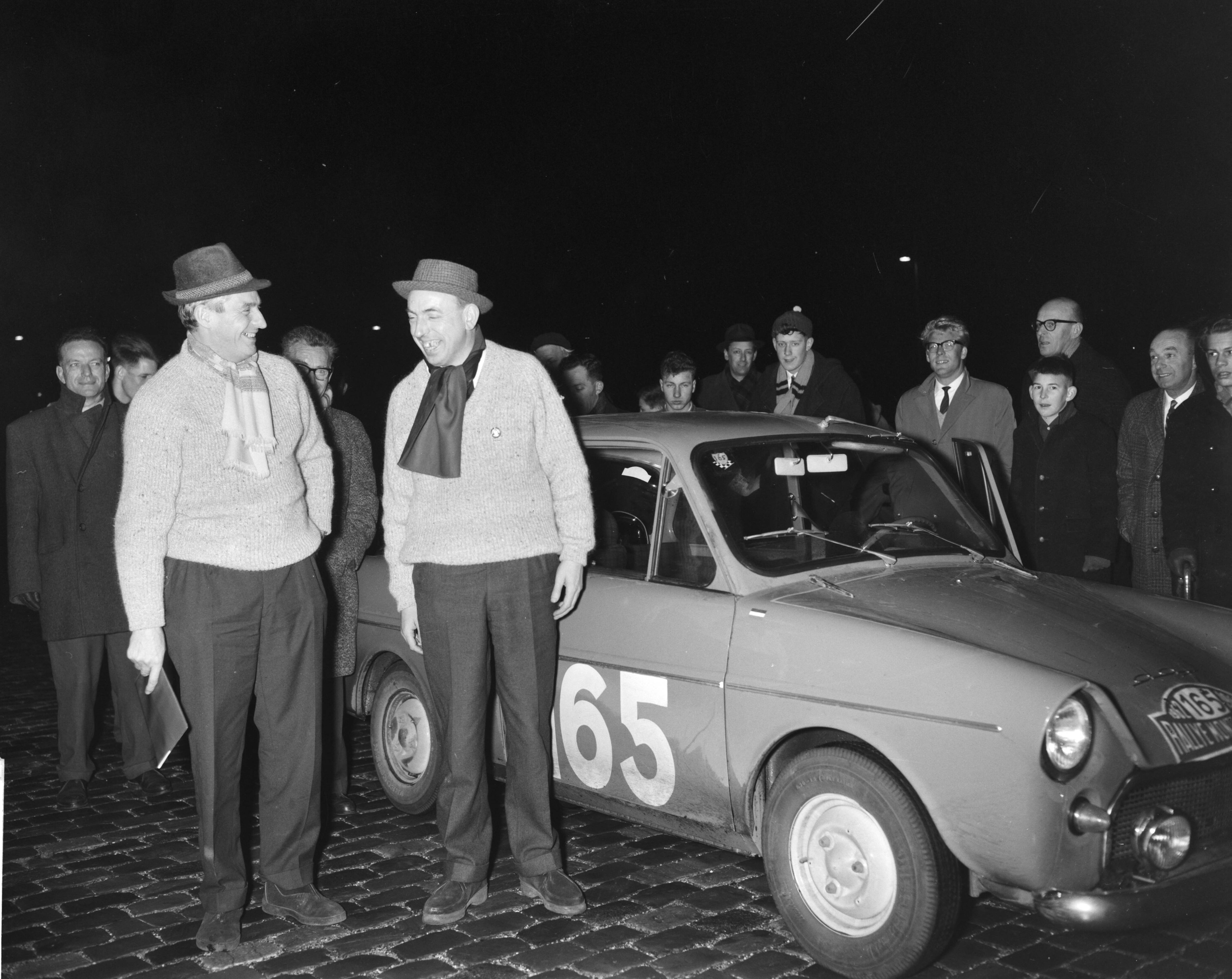 Fotocollectie Anefo — Deelnemers Rally Monte Carlo tijdcontrole in Scheveningen. Luc van den Berg en L. Paul de Schutter met DAF (startnummer 165) — Foto: Bilsen, Joop van / Anefo. Licentie: Set B: Rechtenvrij / Publiek Domein. Bron: Nationaal Archief. http://hdl.handle.net/10648/a9f4fb76-d0b4-102d-bcf8-003048976d84