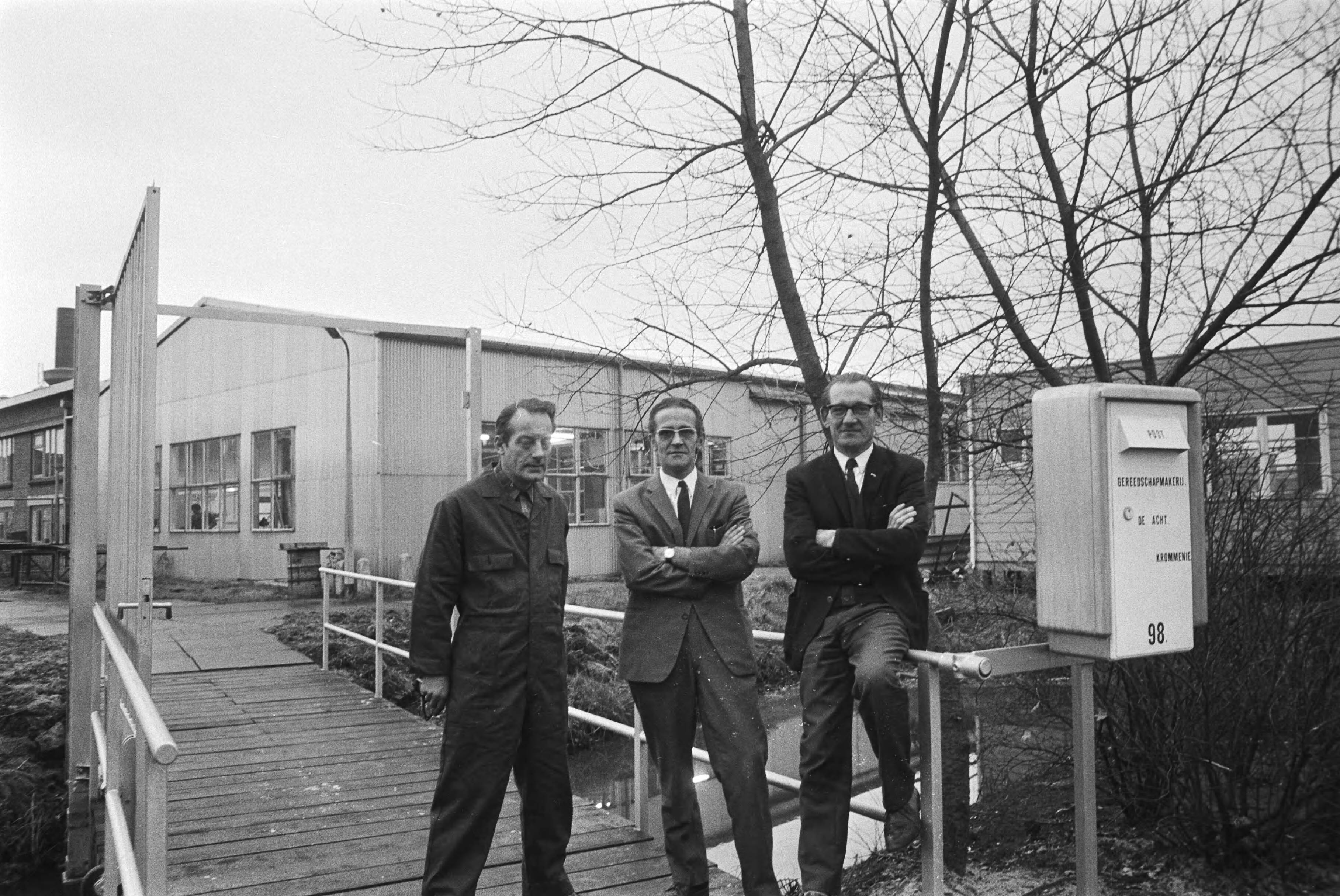 Fotocollectie Anefo — Ex-werknemers blikfabriek Thomassen en Drijver-Verblifa Krommenie, "Gereedschapsmakerij de Acht" — Foto: Mieremet, Rob / Anefo. Licentie: Set B: Rechtenvrij / Publiek Domein. Bron: Nationaal Archief. http://hdl.handle.net/10648/ababd282-d0b4-102d-bcf8-003048976d84