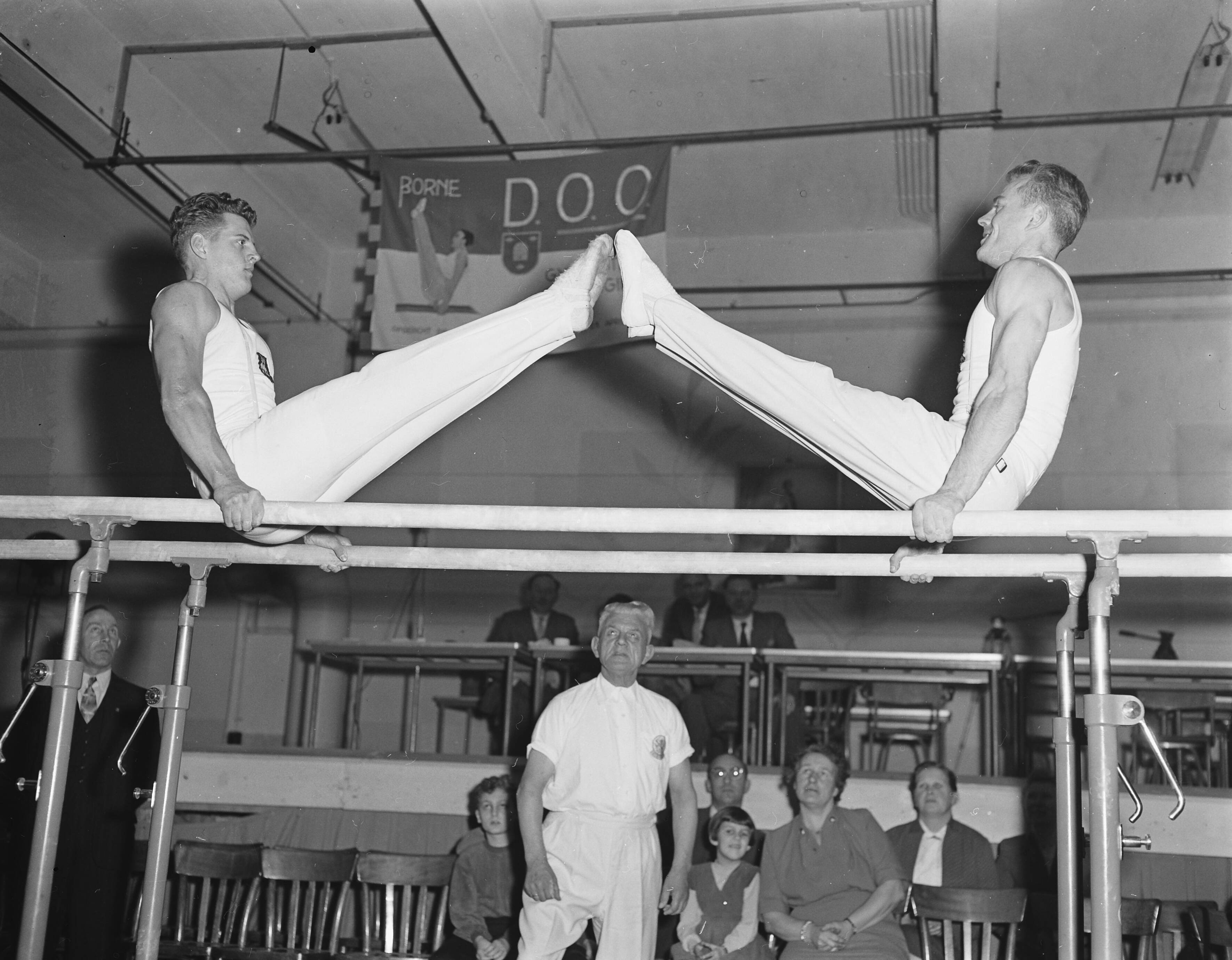 Fotocollectie Anefo — Nederlandse kampioenschappen Turnen heren te Utrecht. Guus Boot (jeugdkampioen) en zijn broer Klaas Boot (voor de 7e maal turnkampioen, rechts) op brug. In het midden, toekijkend, vader Klaas Boot sr. — Foto: Pot, Harry / Anefo. Licentie: Set B: Rechtenvrij / Publiek Domein. Bron: Nationaal Archief. http://hdl.handle.net/10648/a94185d2-d0b4-102d-bcf8-003048976d84