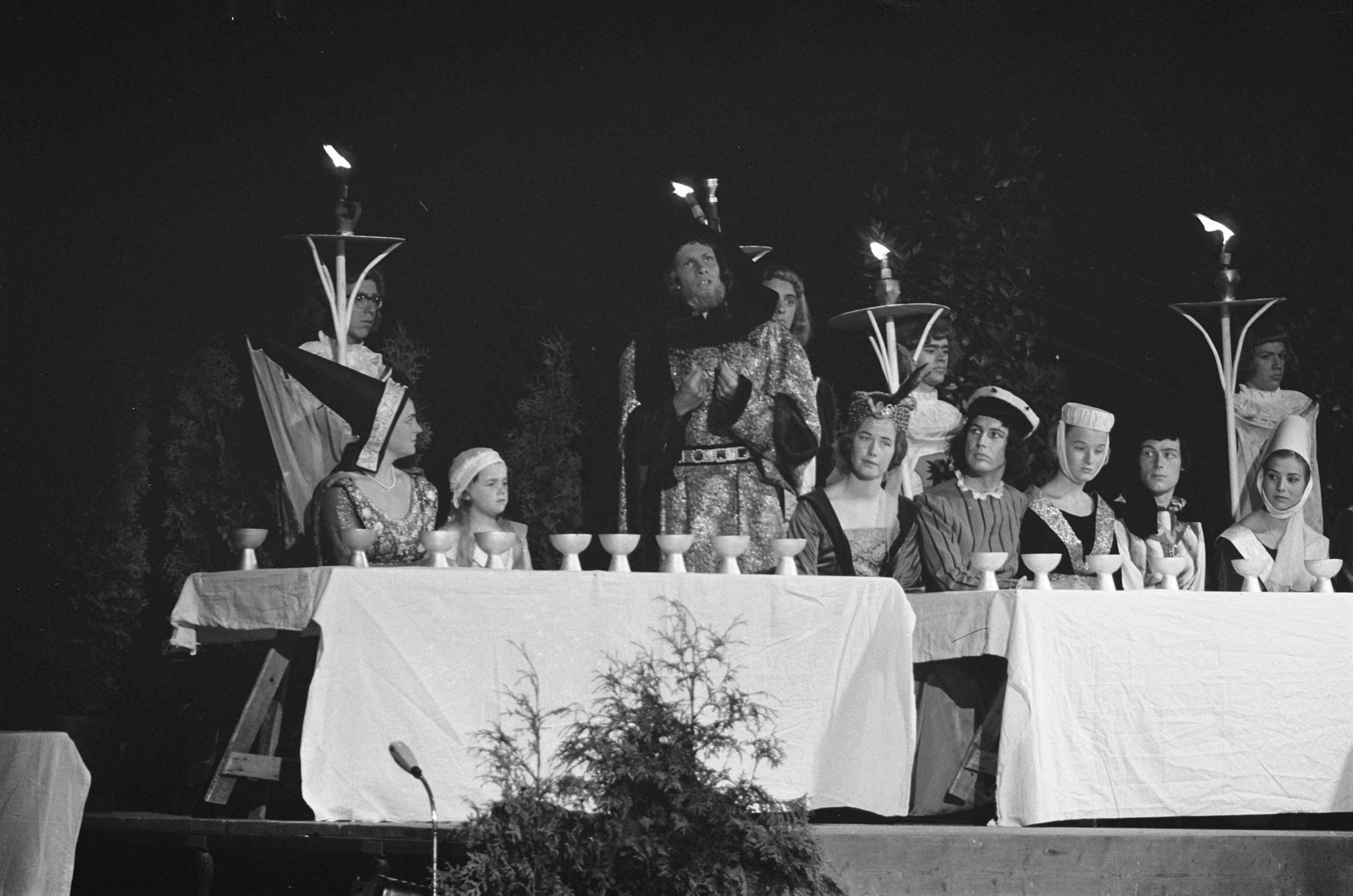 Fotocollectie Anefo — Lustrumfeest USC [Utrechts Studenten Corps]. Opvoering toneelstuk "François Villon" — Foto: Pot, Harry / Anefo. Licentie: Set B: Rechtenvrij / Publiek Domein. Bron: Nationaal Archief. http://hdl.handle.net/10648/a9dafaa0-d0b4-102d-bcf8-003048976d84