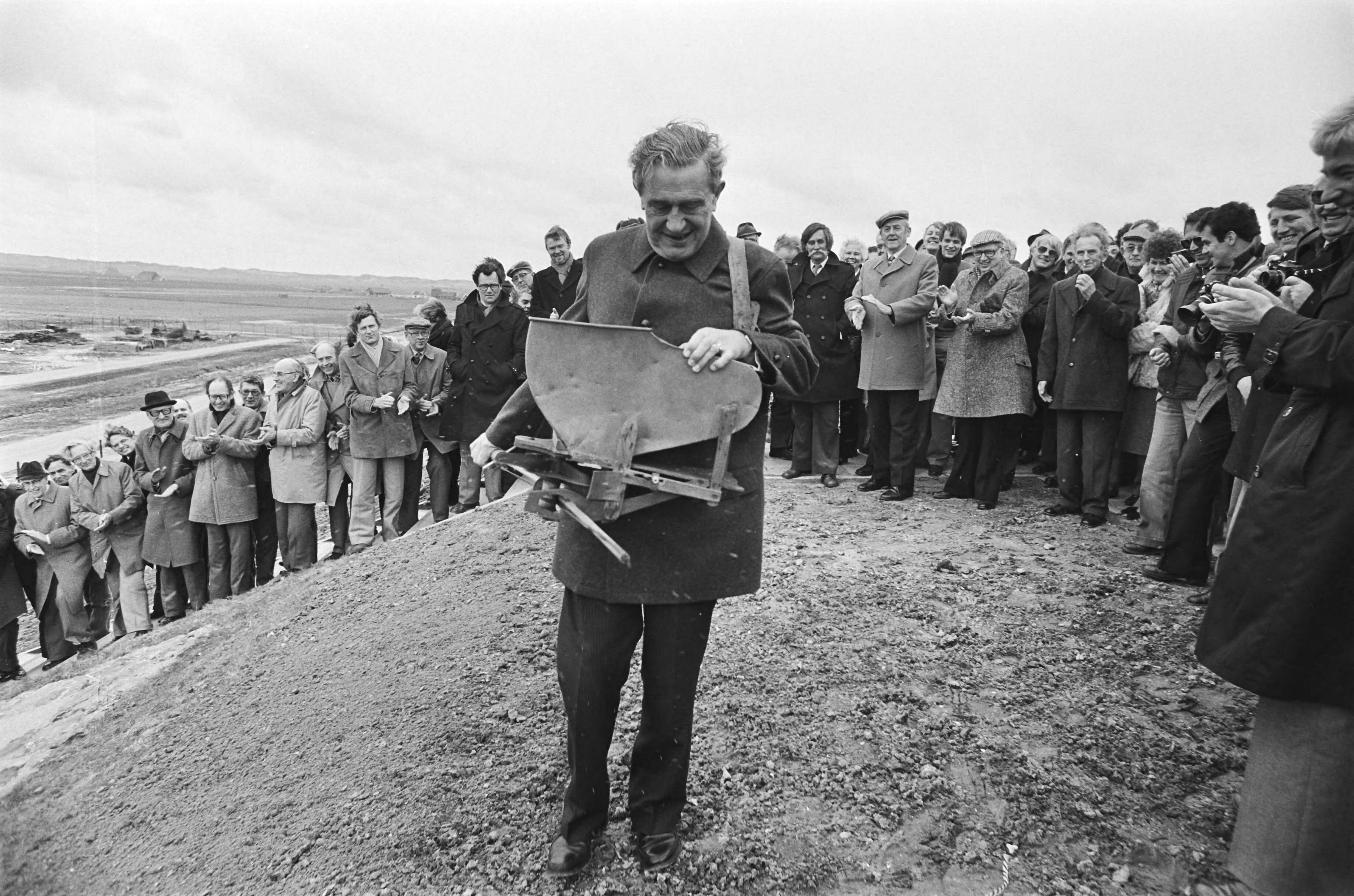 Fotocollectie Anefo — Verhoging Hondsbossche zeewering bij Petten op Delta-hoogte in 4 jaar tot 11,5 meter boven zee-oppervlak voltooid — Foto: Croes, Rob C. / Anefo. Licentie: Set B: Rechtenvrij / Publiek Domein. Bron: Nationaal Archief. http://hdl.handle.net/10648/acf758c8-d0b4-102d-bcf8-003048976d84