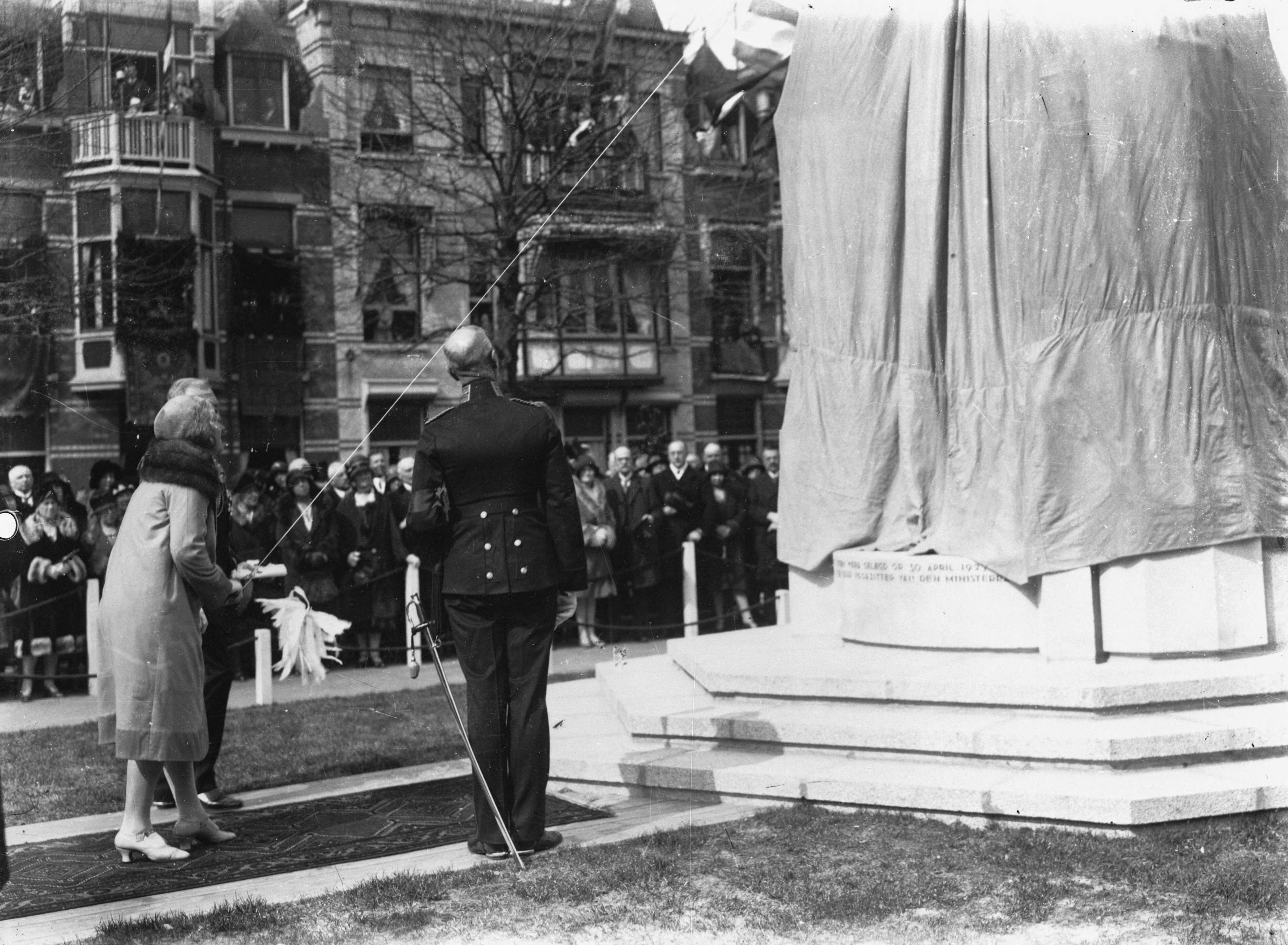 Fotocollectie RVD / Koninklijk Huis — Prinses Juliana onthult het Juliana Stolberg monument in het Bezuidenhout in Den Haag, woensdag 23 april 1930 — Foto: Rousel (repro) / RVD. Licentie: Set B: Rechtenvrij / Publiek Domein. Bron: Nationaal Archief. http://hdl.handle.net/10648/afb5ff56-d0b4-102d-bcf8-003048976d84