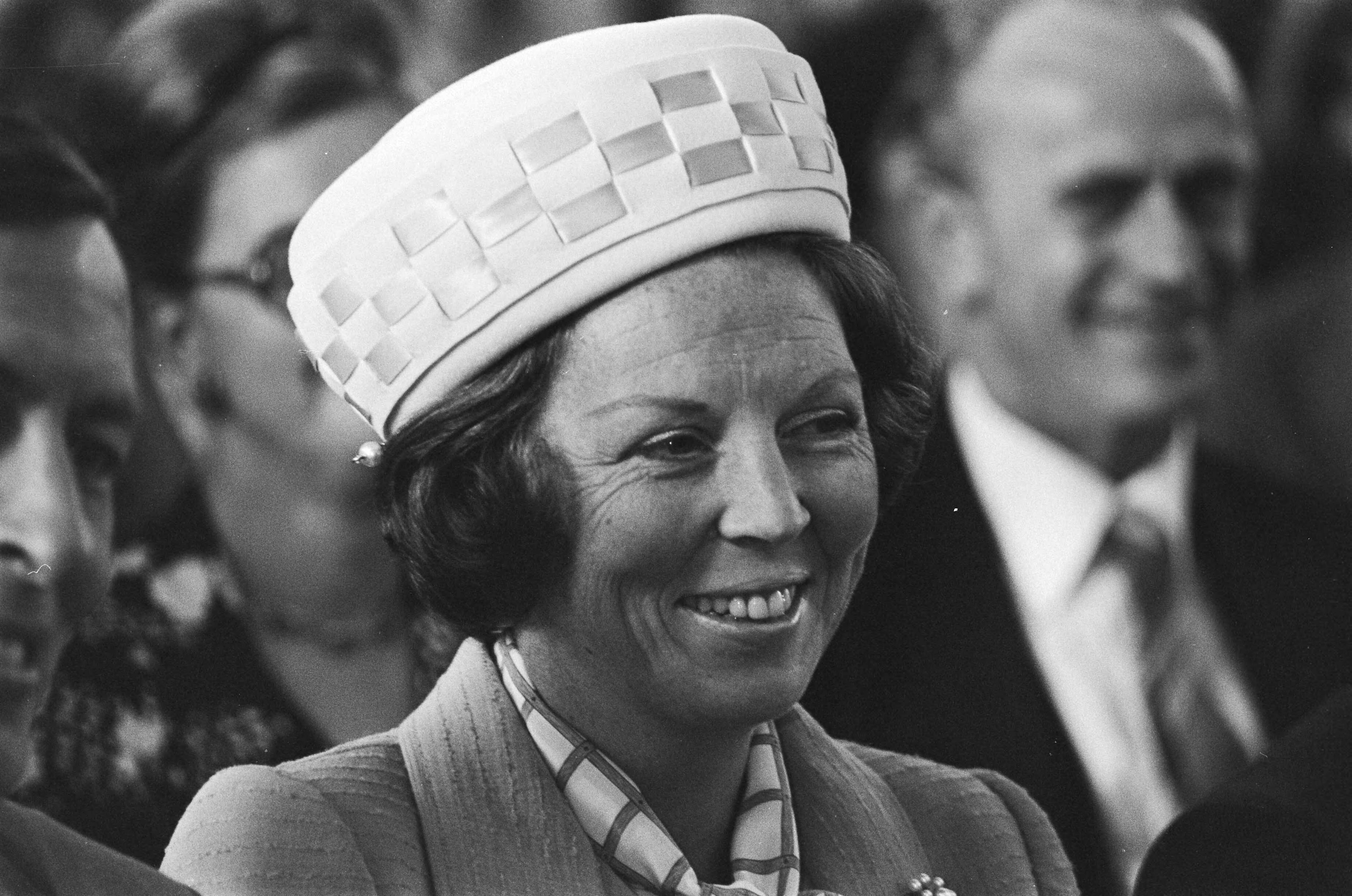 H.M. de Koningin en Prins Claus woonden viering 75-jarig bestaan van Ver. tot Behoud van Natuurmonumenten in Naarden bij — Koningin Beatrix — Foto: Dijk, Hans van / Anefo. Licentie: Set B: Rechtenvrij / Publiek Domein. Bron: Nationaal Archief. http://hdl.handle.net/10648/ace85940-d0b4-102d-bcf8-003048976d84