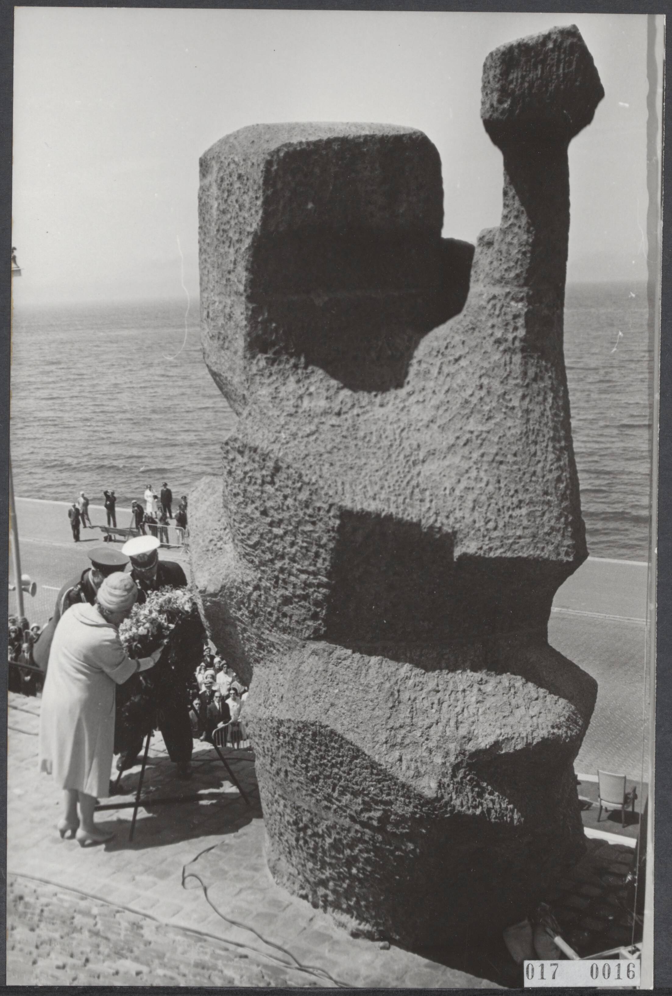 Fotocollectie Elsevier Binnenland — Koningin Juliana onthult het Marinemonument te Scheveningen. Als eerste legt zij een krans — Foto: Koch, Eric / Anefo. Licentie: Set B: Rechtenvrij / Publiek Domein. Bron: Nationaal Archief. http://hdl.handle.net/10648/adbc7478-d0b4-102d-bcf8-003048976d84