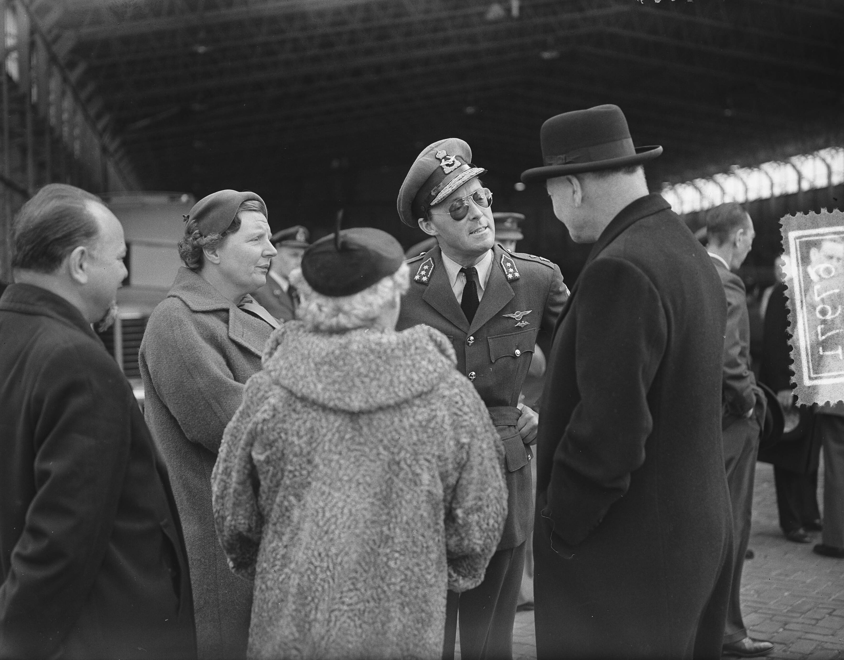 Prins Bernhard arriveert op Soesterberg na een reis naar Zuid-Afrika — Aankomst prins Bernhard op Soesterberg uit Zuid Afrika. Prins Bernhard wordt welkom geheten, links naast hem koningin Juliana — Foto: Bilsen, Joop van / Anefo. Licentie: Set B: Rechtenvrij / Publiek Domein. Bron: Nationaal Archief. http://hdl.handle.net/10648/a92ba79e-d0b4-102d-bcf8-003048976d84