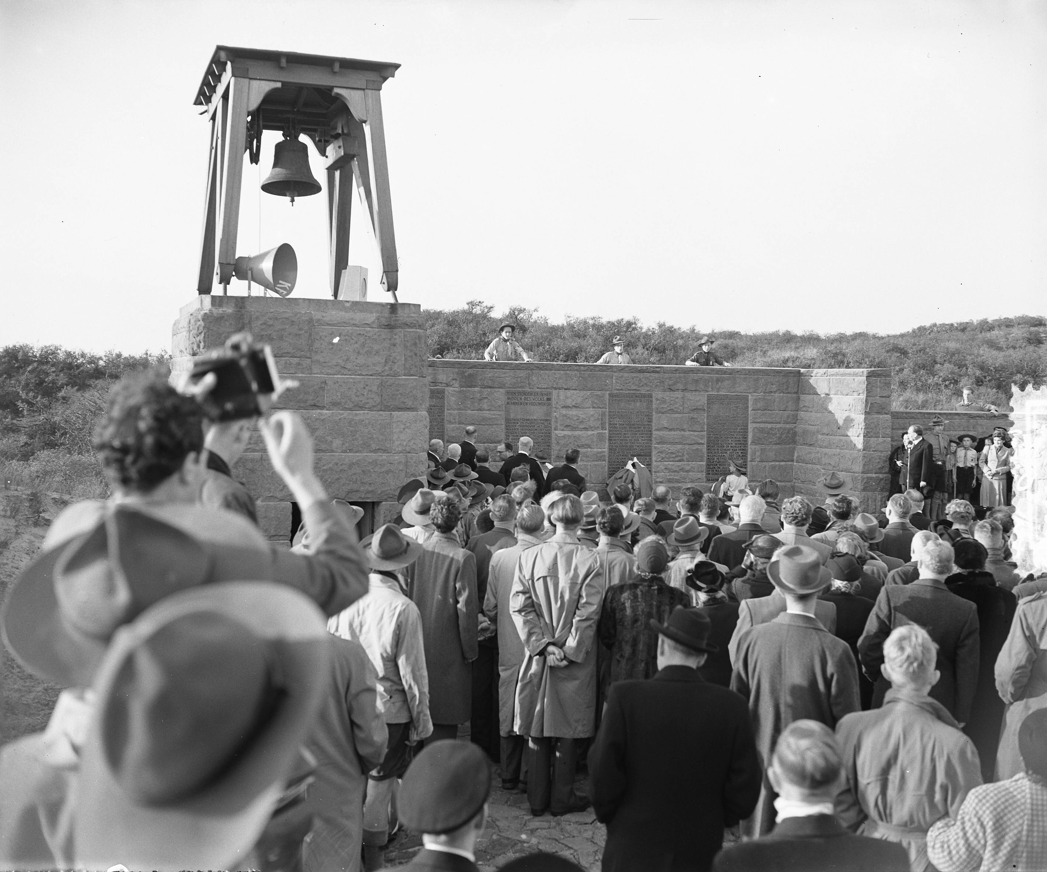 Fotocollectie Anefo — Onthulling gedenkteken op de Erebegraafplaats Bloemendaal — Foto: Rossem, Wim van / Anefo. Licentie: Set B: Rechtenvrij / Publiek Domein. Bron: Nationaal Archief. http://hdl.handle.net/10648/a91663a2-d0b4-102d-bcf8-003048976d84