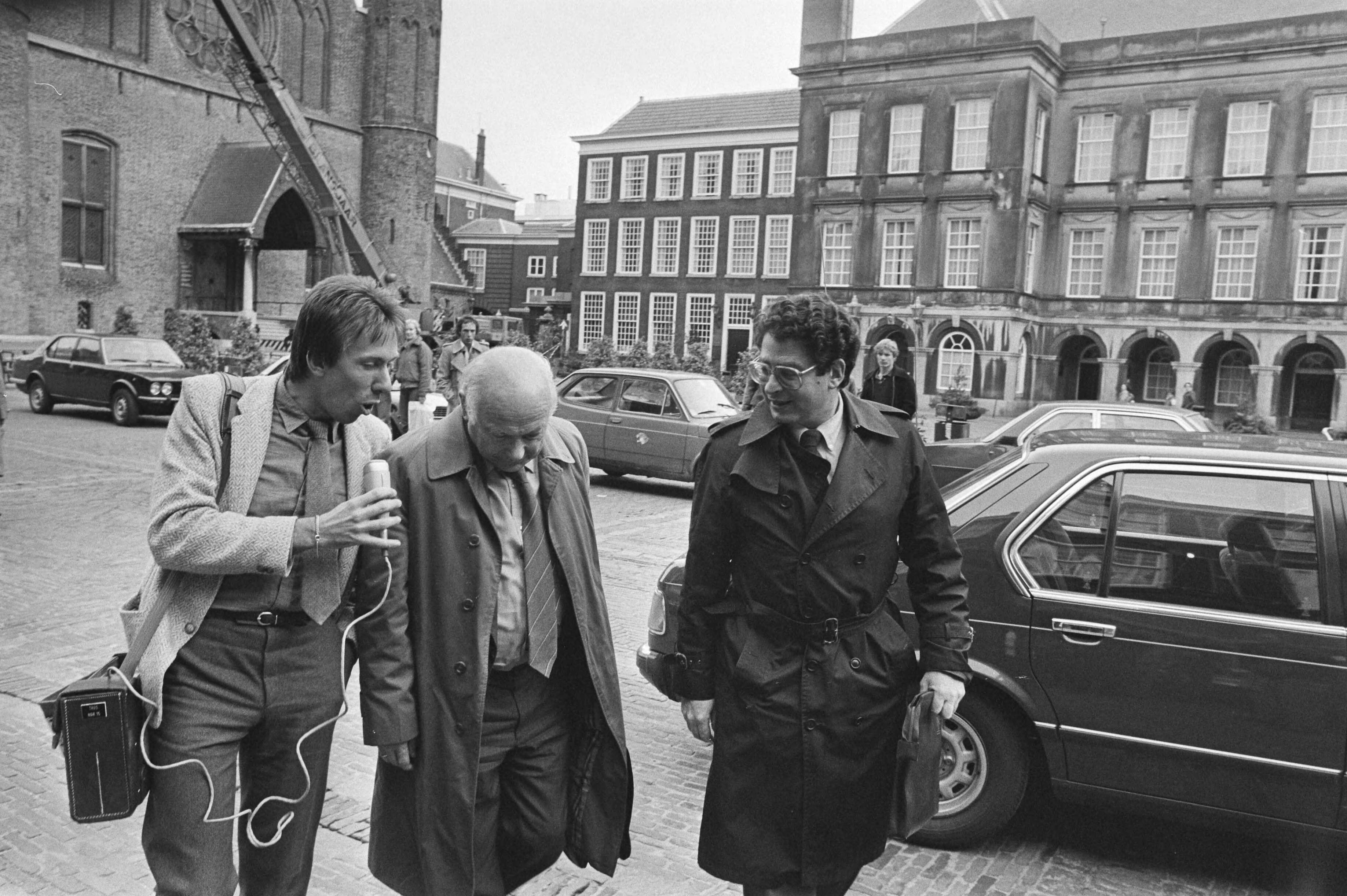 Kabinetsinformatie — Aankomst Den Uyl (PvdA, midden) en Van Thijn (PvdA, rechts) voor een gesprek — Foto: Bogaerts, Rob / Anefo. Licentie: Set B: Rechtenvrij / Publiek Domein. Bron: Nationaal Archief. http://hdl.handle.net/10648/ad07bbbe-d0b4-102d-bcf8-003048976d84