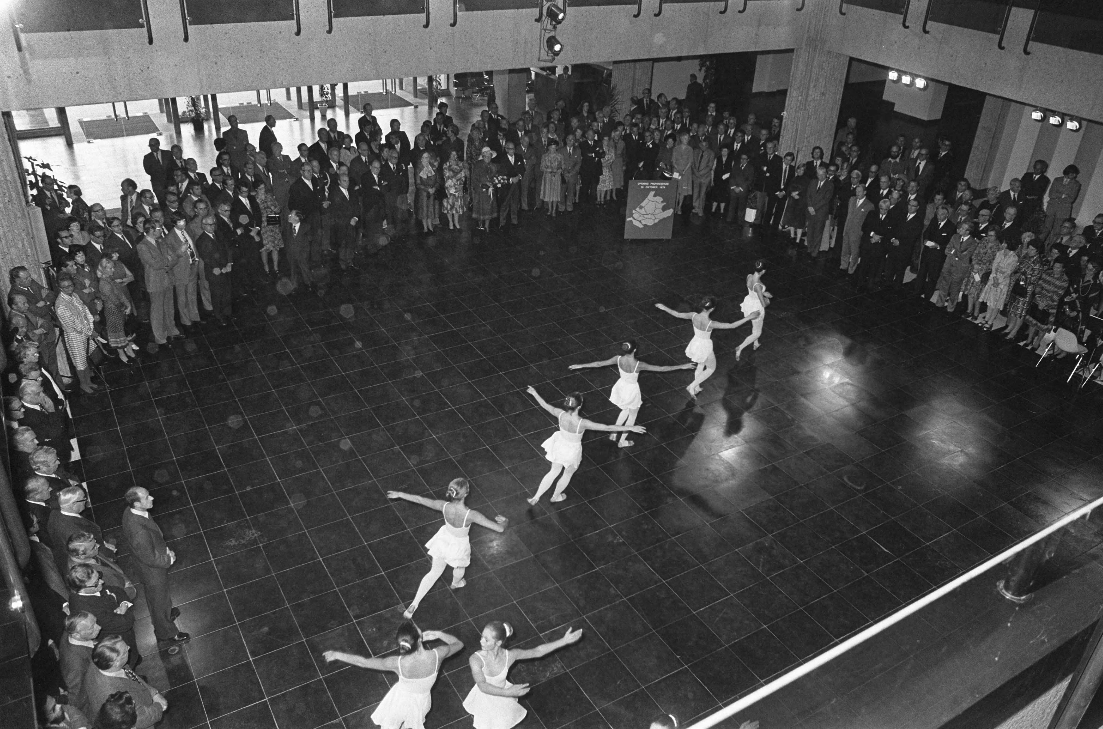 Fotocollectie Anefo — koningin Juliana opent nieuw provinciehuis Den Haag ; ballet na opening — Foto: Croes, Rob C. / Anefo. Licentie: Set B: Rechtenvrij / Publiek Domein. Bron: Nationaal Archief. http://hdl.handle.net/10648/ac746738-d0b4-102d-bcf8-003048976d84