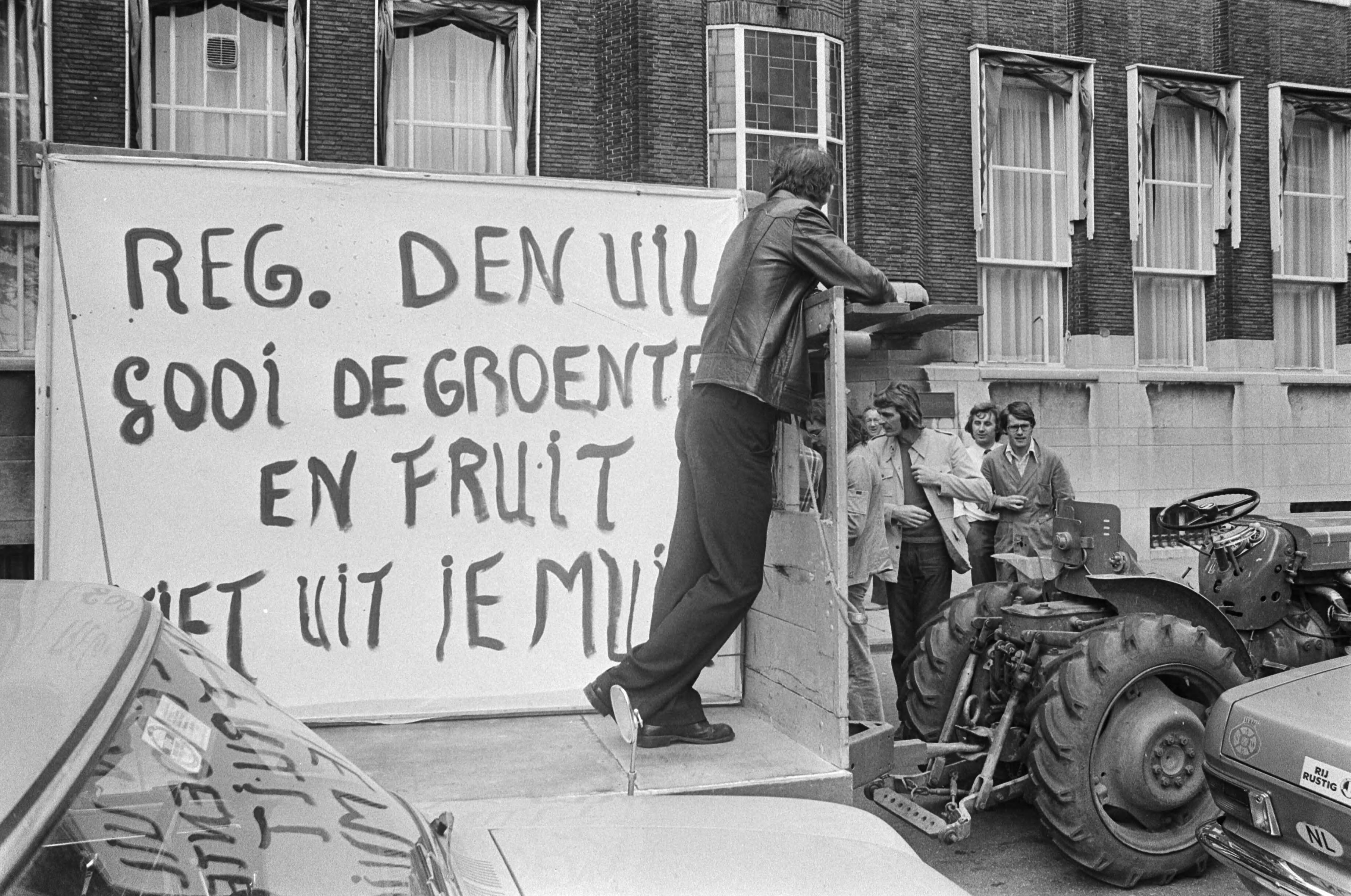 Fotocollectie Anefo — Boeren demonstreren met tractoren in centrum van Den Haag een van de boerenkarren met spandoeken — Foto: Peters, Hans / Anefo. Licentie: Set B: Rechtenvrij / Publiek Domein. Bron: Nationaal Archief. http://hdl.handle.net/10648/ac51d51a-d0b4-102d-bcf8-003048976d84