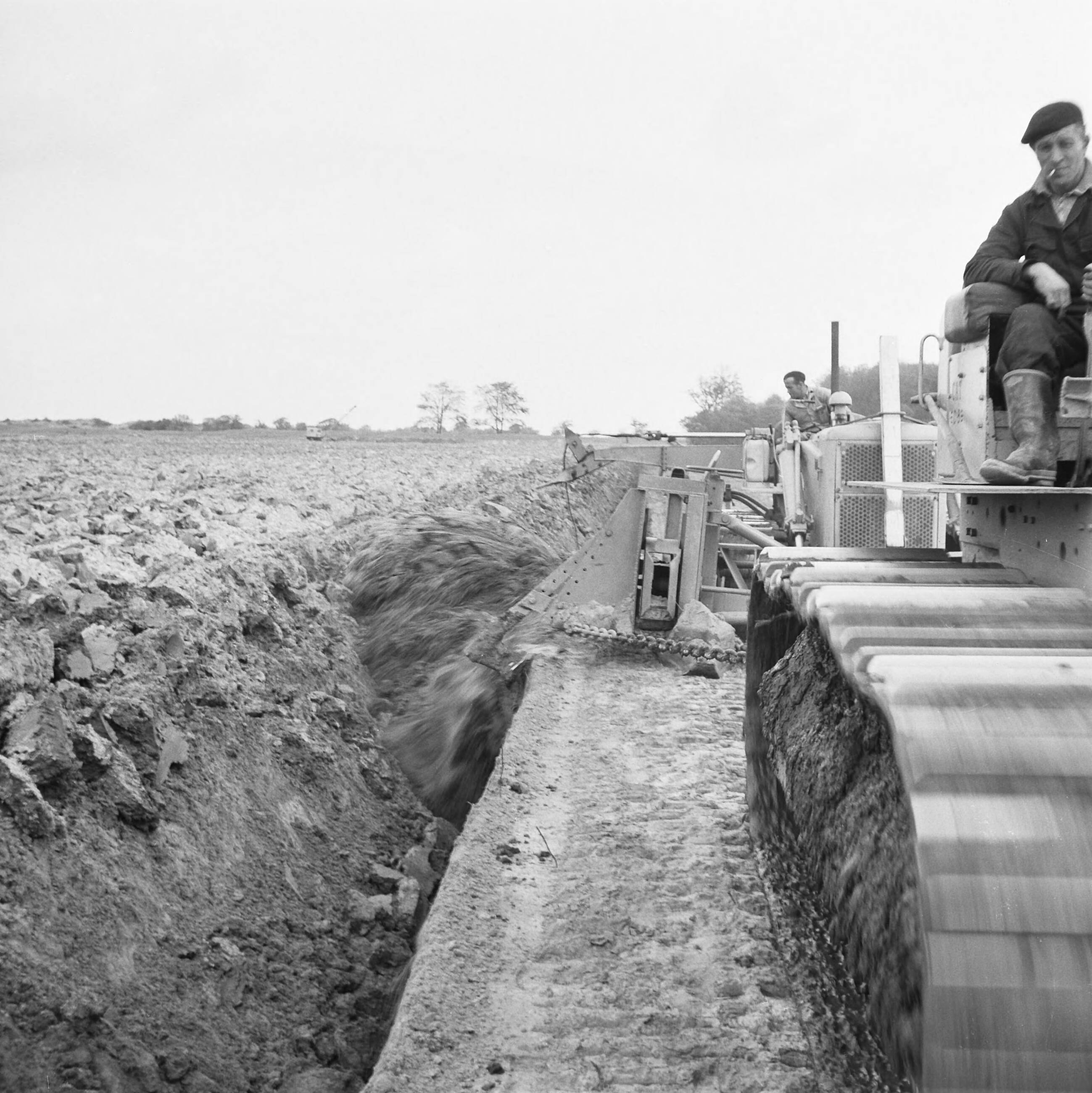 Fotocollectie Nederlandse Heidemaatschappij — Diepploegen acter de duinstrook (Vrouwenpolders - Walcheren). Vooraanzicht diepploeg — Foto: Fotograaf Onbekend / Heidemij. Licentie: Set B: Rechtenvrij / Publiek Domein. Bron: Nationaal Archief. http://hdl.handle.net/10648/ae5d64d2-d0b4-102d-bcf8-003048976d84