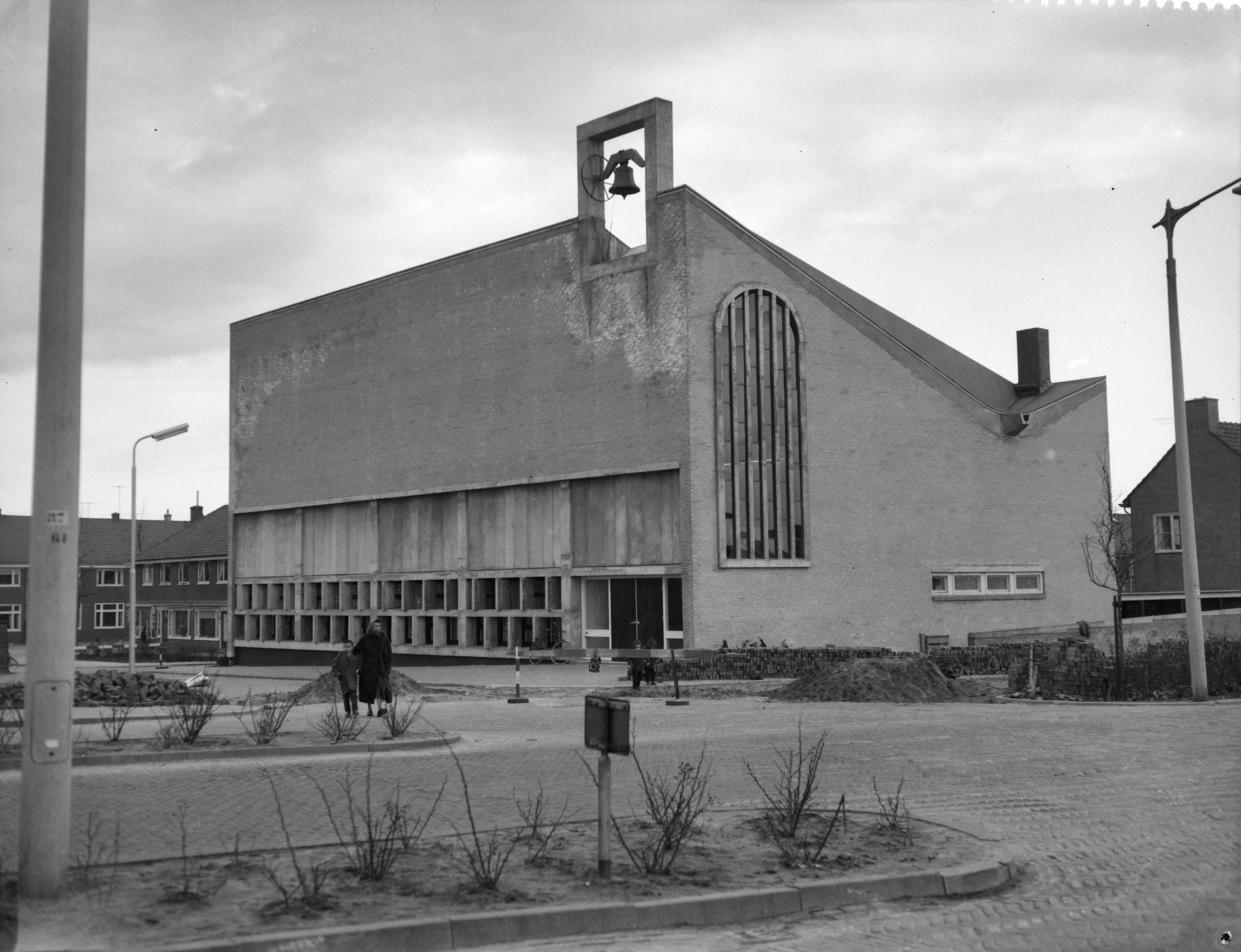 Fotocollectie Anefo — Zaandam. Hervormde Paaskerk, Burg. Ter Laanplantsoen 1958 — Foto: Rossem, Wim van / Anefo. Licentie: Set B: Rechtenvrij / Publiek Domein. Bron: Nationaal Archief. http://hdl.handle.net/10648/a976c486-d0b4-102d-bcf8-003048976d84