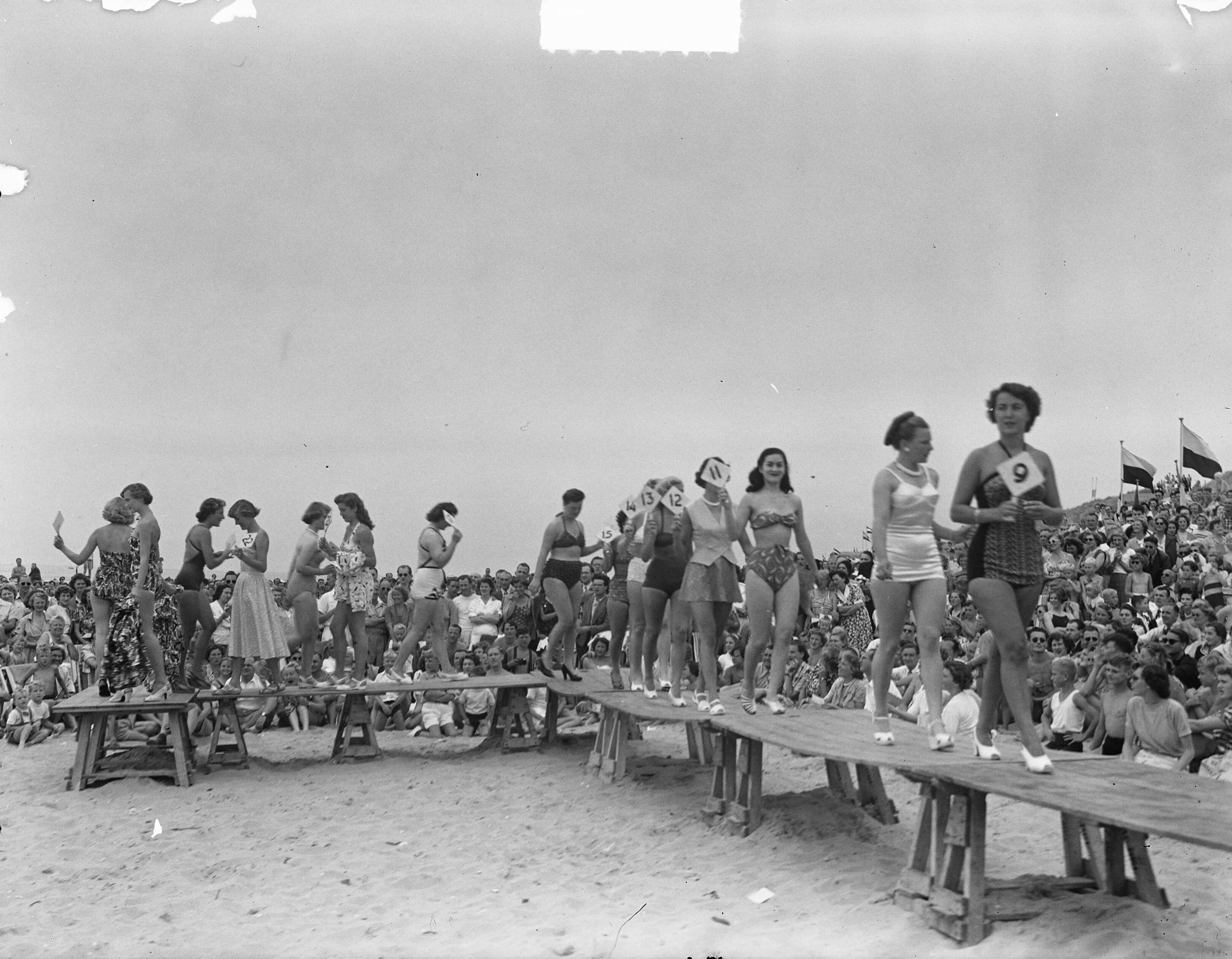 Miss Zandvoort 1950 — Miss Zandvoort 1950. Parade van de kandidaten — Foto: Pot, Harry / Anefo. Licentie: Set B: Rechtenvrij / Publiek Domein. Bron: Nationaal Archief. http://hdl.handle.net/10648/a8dc7282-d0b4-102d-bcf8-003048976d84