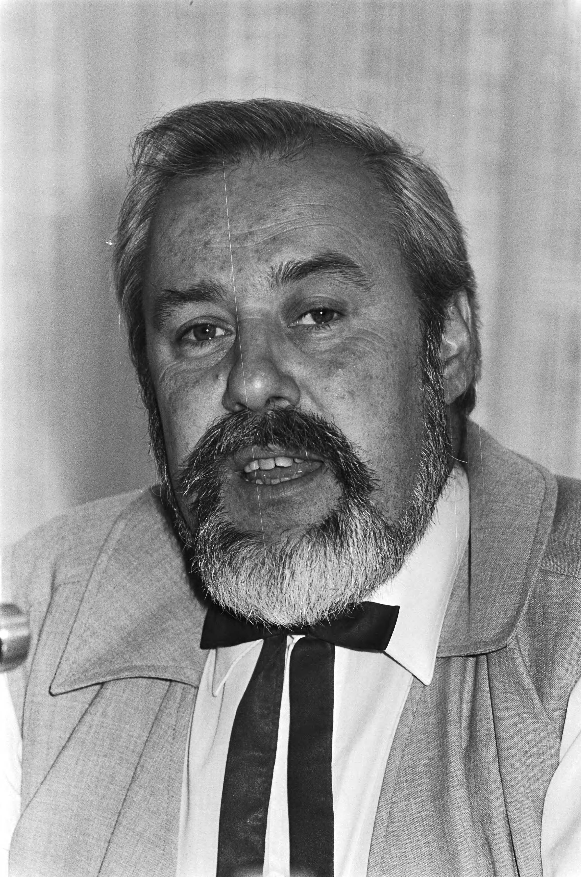 Fotocollectie Anefo — Persconferentie Avro; Kees Buurman — Foto: Bogaerts, Rob / Anefo. Licentie: Set B: Rechtenvrij / Publiek Domein. Bron: Nationaal Archief. http://hdl.handle.net/10648/ad49ec6e-d0b4-102d-bcf8-003048976d84