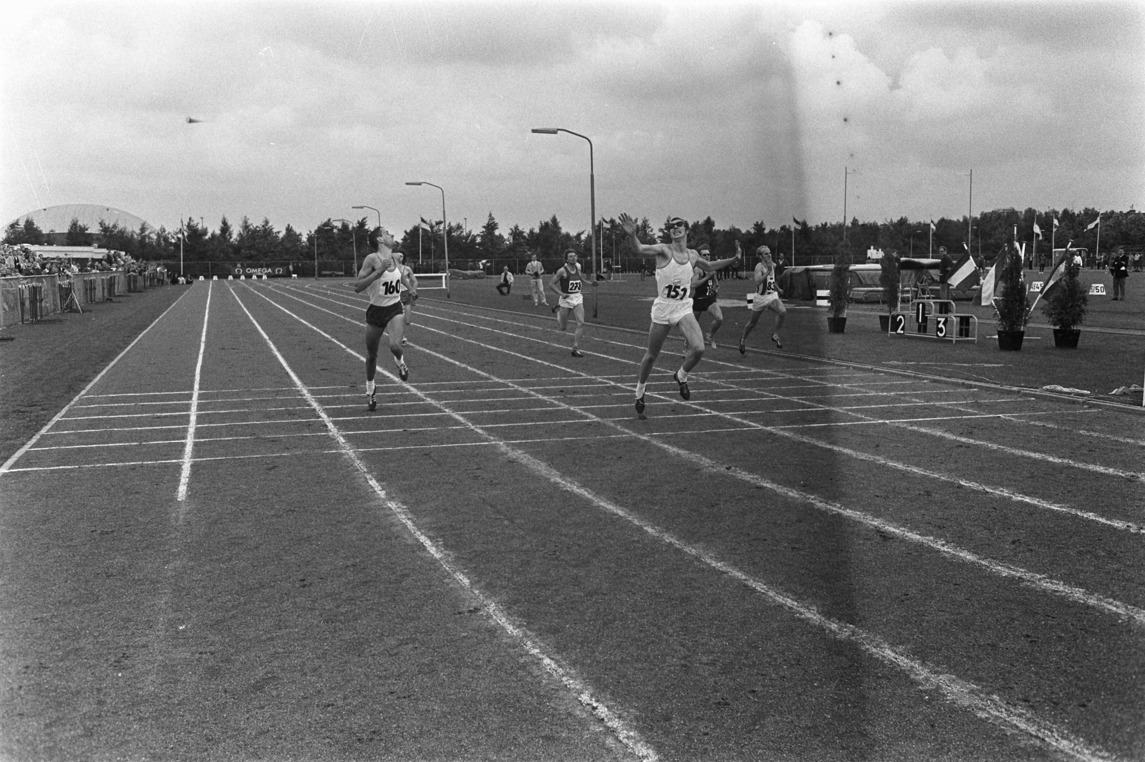 Fotocollectie Anefo — Nationale atletiekkampioenschappen in Haarlem; negatiefnr. 24: finish 400m heren, winnaar R. van den Heuvel (nr. 151) — Foto: Koch, Eric / Anefo. Licentie: Set B: Rechtenvrij / Publiek Domein. Bron: Nationaal Archief. http://hdl.handle.net/10648/ab9e0724-d0b4-102d-bcf8-003048976d84