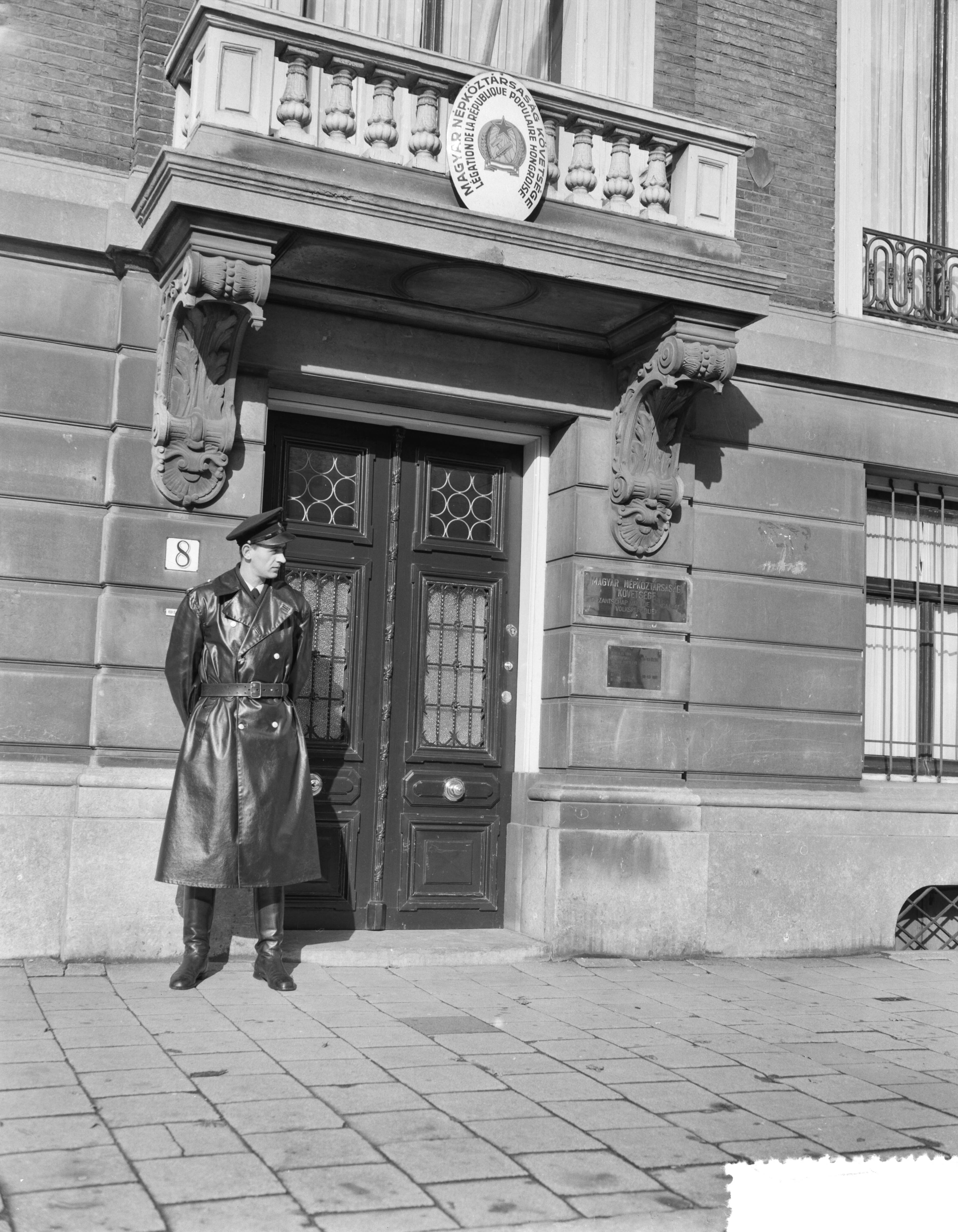 Fotocollectie Anefo — Politieagent bewaakt Hongaarse Legatie te Den Haag — Foto: Rossem, Wim van / Anefo. Licentie: Set B: Rechtenvrij / Publiek Domein. Bron: Nationaal Archief. http://hdl.handle.net/10648/a951d220-d0b4-102d-bcf8-003048976d84