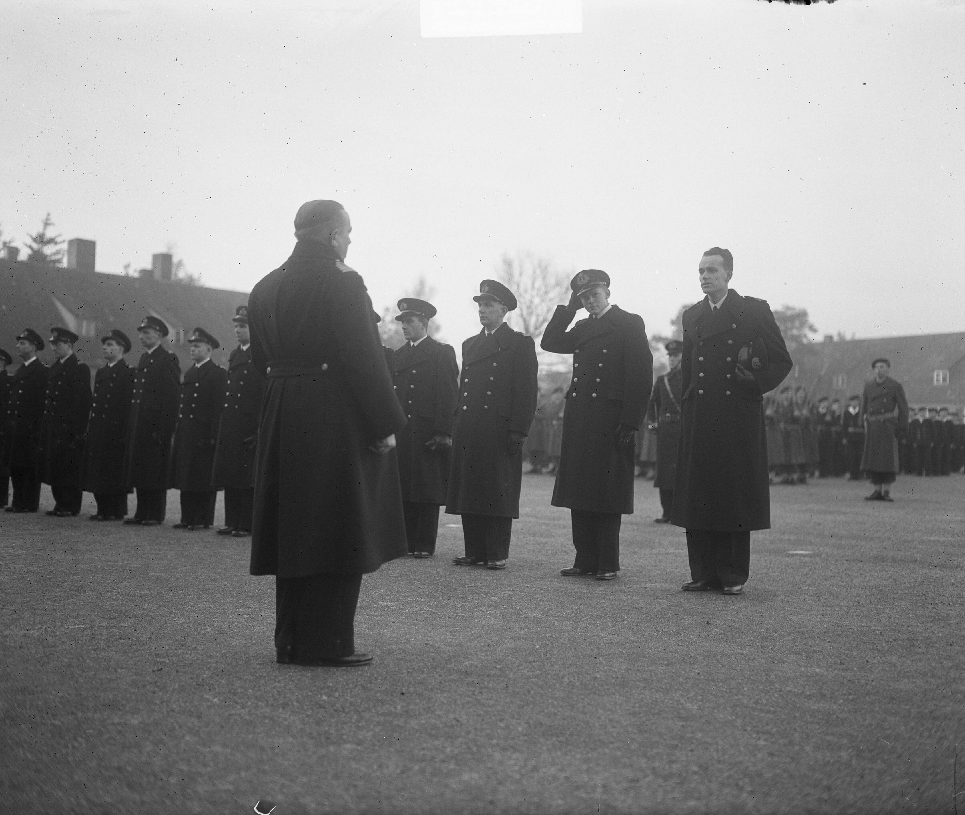 Beëdiging MOC Hilversum — Beediging MOC Hilversum. Marine-officieren — Foto: Winterbergen, Rolf / Anefo. Licentie: Set B: Rechtenvrij / Publiek Domein. Bron: Nationaal Archief. http://hdl.handle.net/10648/a8d2dc72-d0b4-102d-bcf8-003048976d84