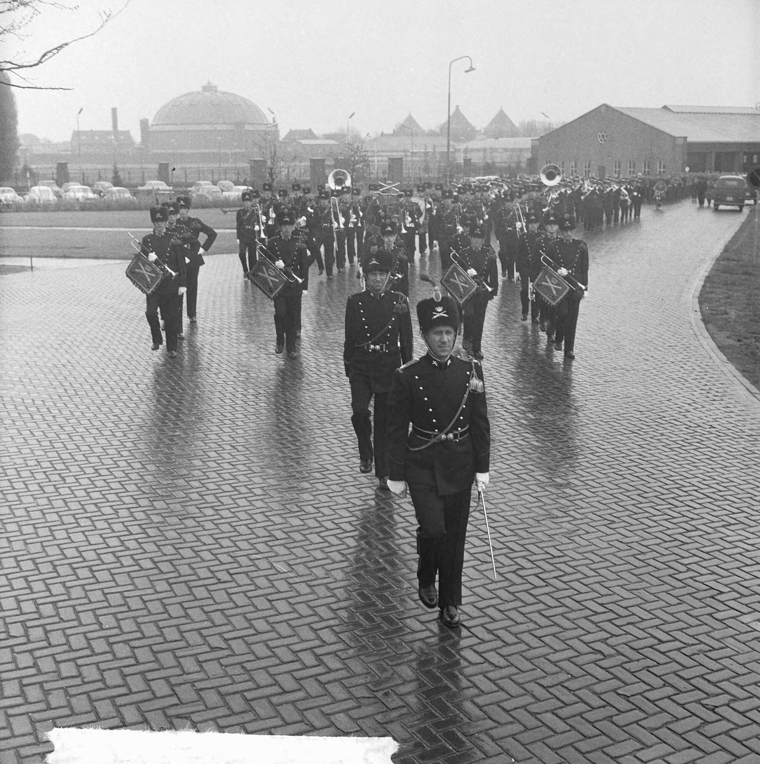 Fotocollectie Anefo — In de Chassé kazerne te Breda is het Artillerie Trompetterkorps officieel geïnstalleerd als fanfarekorps der Artillerie, door staatssecretaris J.C.E. Haex — Foto: Koch, Eric / Anefo. Licentie: Set B: Rechtenvrij / Publiek Domein. Bron: Nationaal Archief. http://hdl.handle.net/10648/aa67a05e-d0b4-102d-bcf8-003048976d84