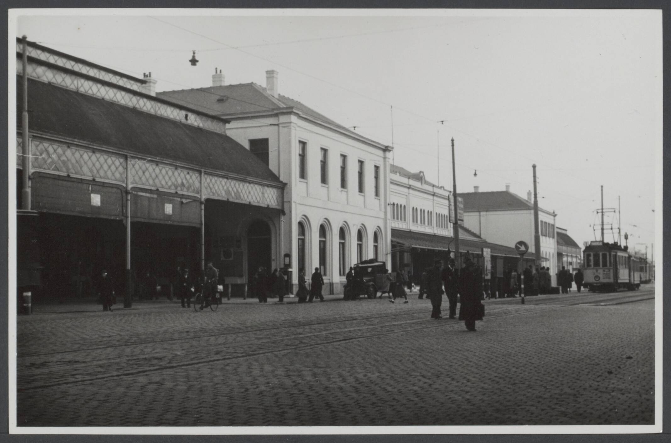 Stationsgebouwen - Nederland — Station Den Haag Staatsspoor — Foto: Wal, J. Th. A. v.d. / Spaarnestad. Licentie: Set B: Rechtenvrij / Publiek Domein. Bron: Nationaal Archief. http://hdl.handle.net/10648/7d64a996-3e1e-ae97-8475-5edfef360d3f