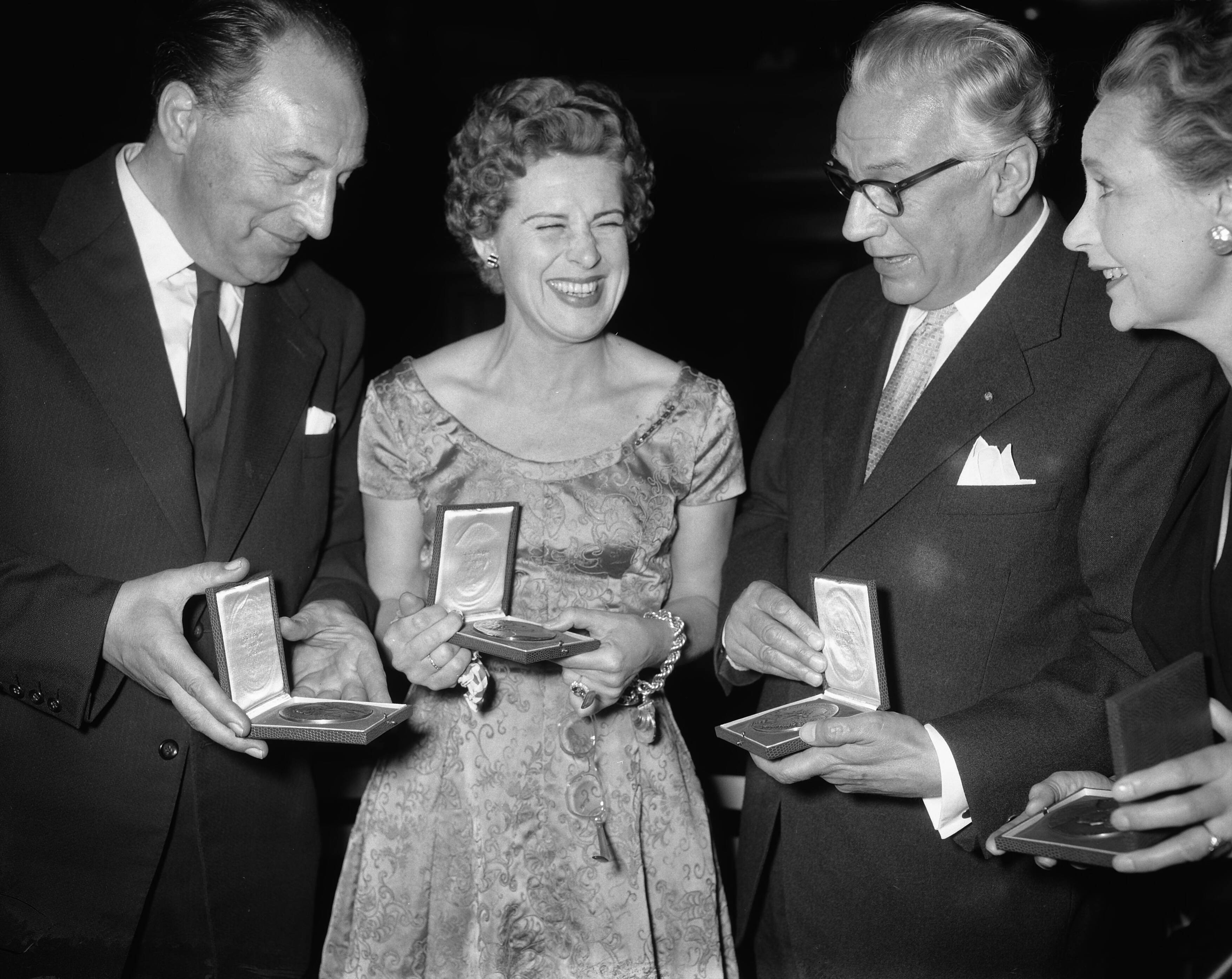 Fotocollectie Anefo — Uitreiking toneelprijzen, Vier van de zes die Bouwmeesterprijzen in ontvangst mochten nemen: Johan Fiolet met zijn bronzen medaille, Myra Ward met de Theo d'Or, Cees Laseur met zijn zilveren medaille en Mimi Boesnach met haar bronzen medaille (van links naar rechts). — Foto: Bilsen, Joop van / Anefo. Licentie: Set B: Rechtenvrij / Publiek Domein. Bron: Nationaal Archief. http://hdl.handle.net/10648/a961347c-d0b4-102d-bcf8-003048976d84